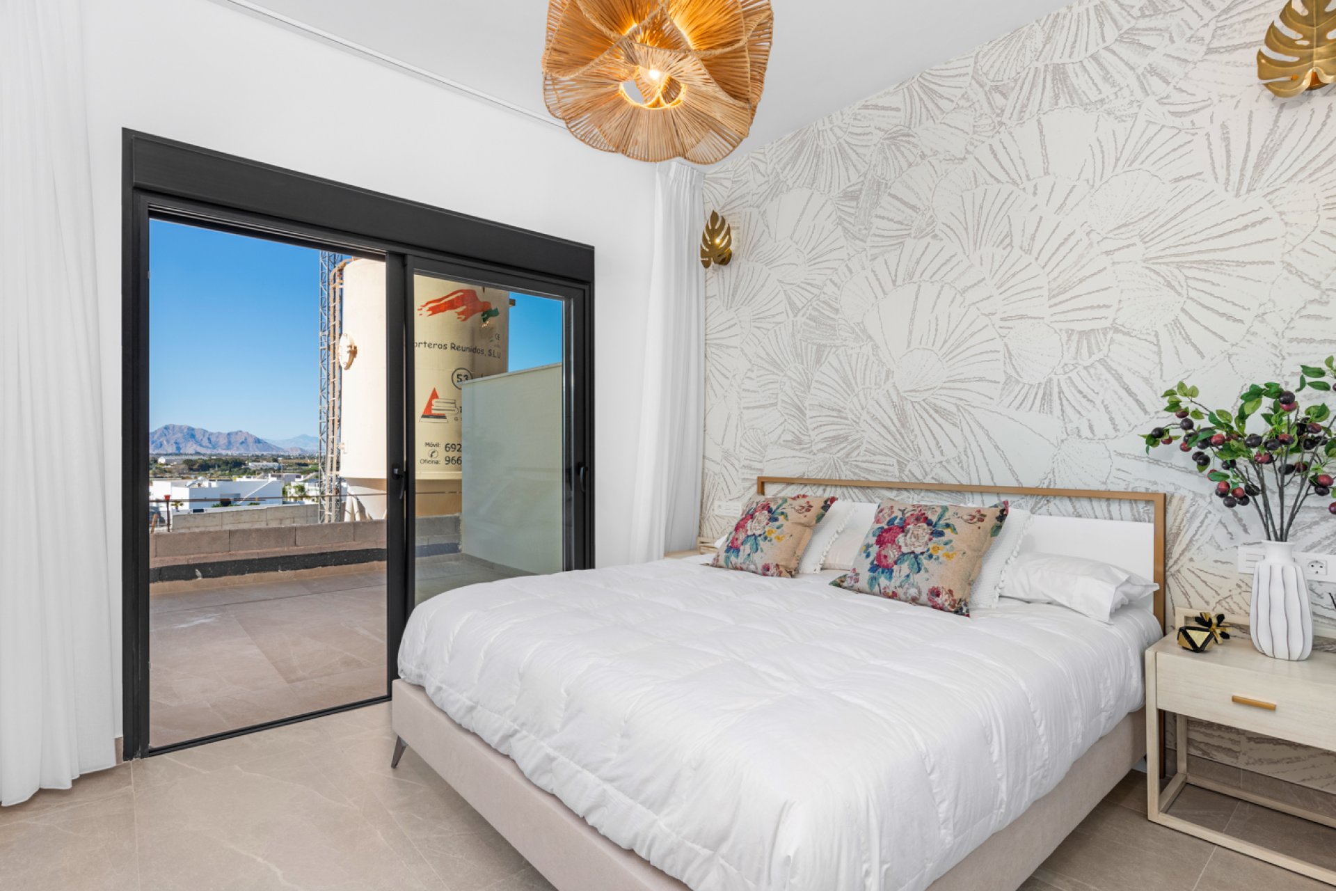 Apartamento nuevo en planta baja en Benijófar con 4 dormitorios, piscina y cerca del golf