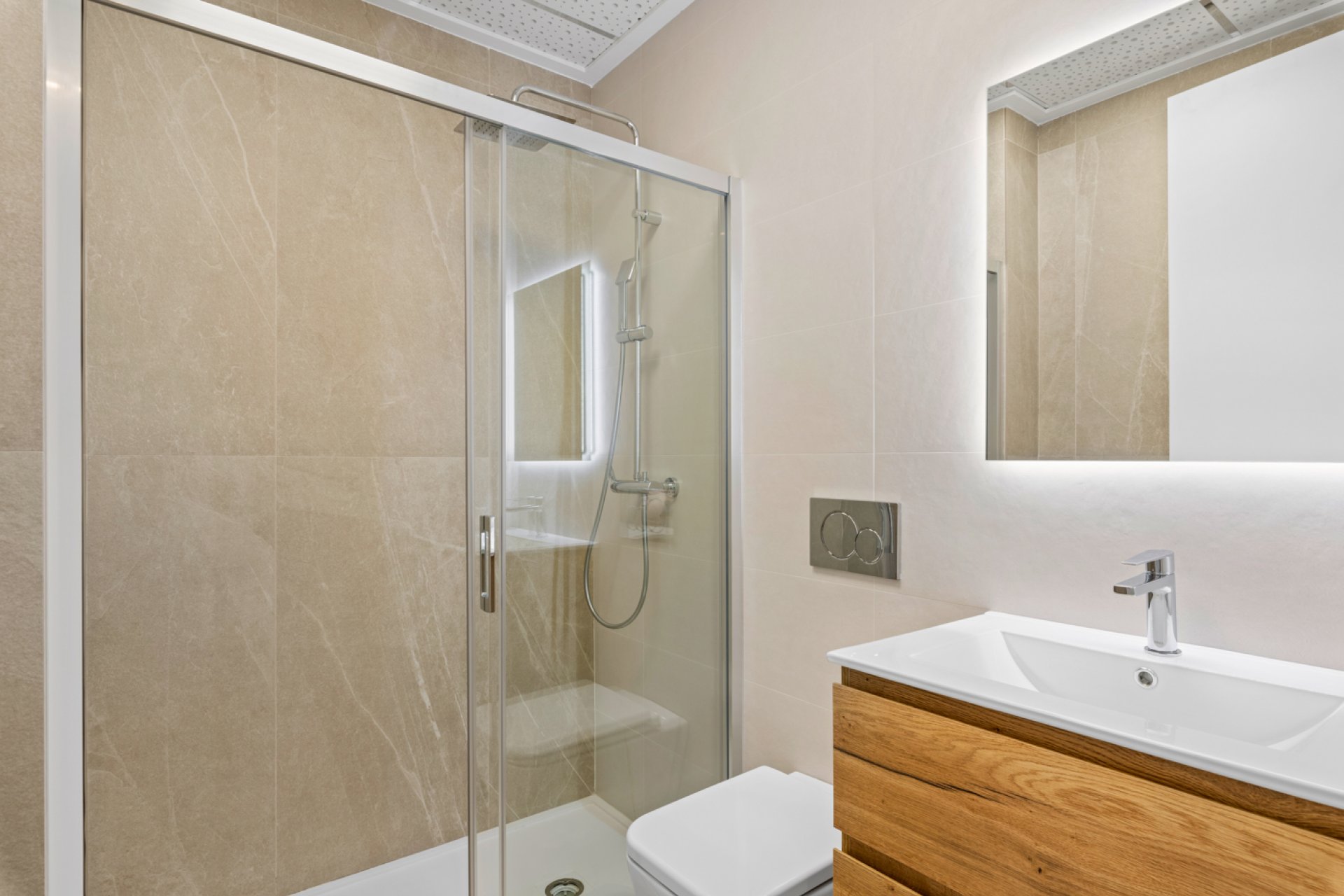 Apartamento nuevo en planta baja en Benijófar con 4 dormitorios, piscina y cerca del golf