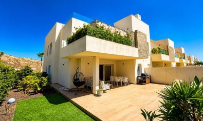 Piso en planta baja en La Finca Golf con jardín privado