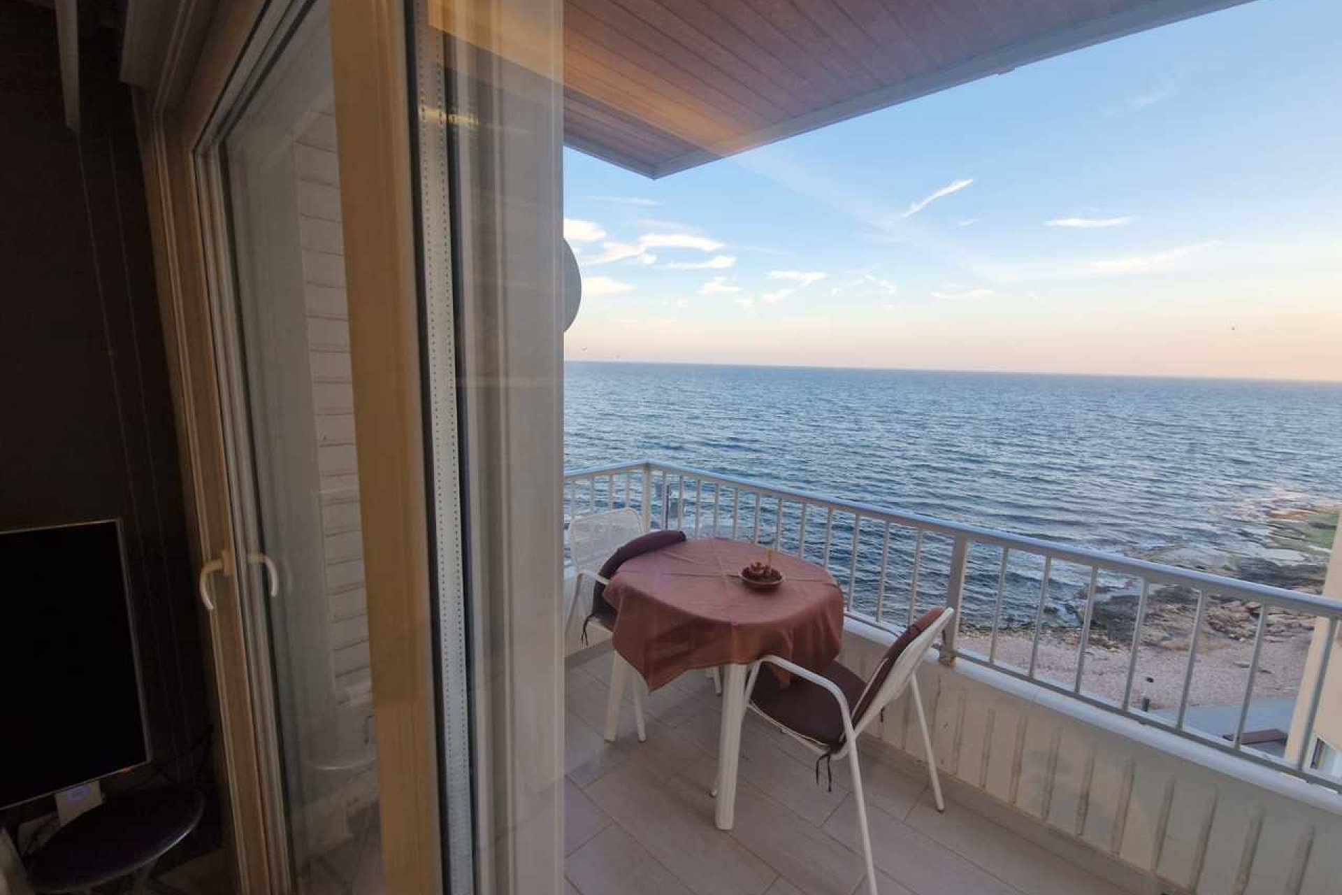 Apartamento renovado de 3 dormitorios frente al mar en Torrevieja