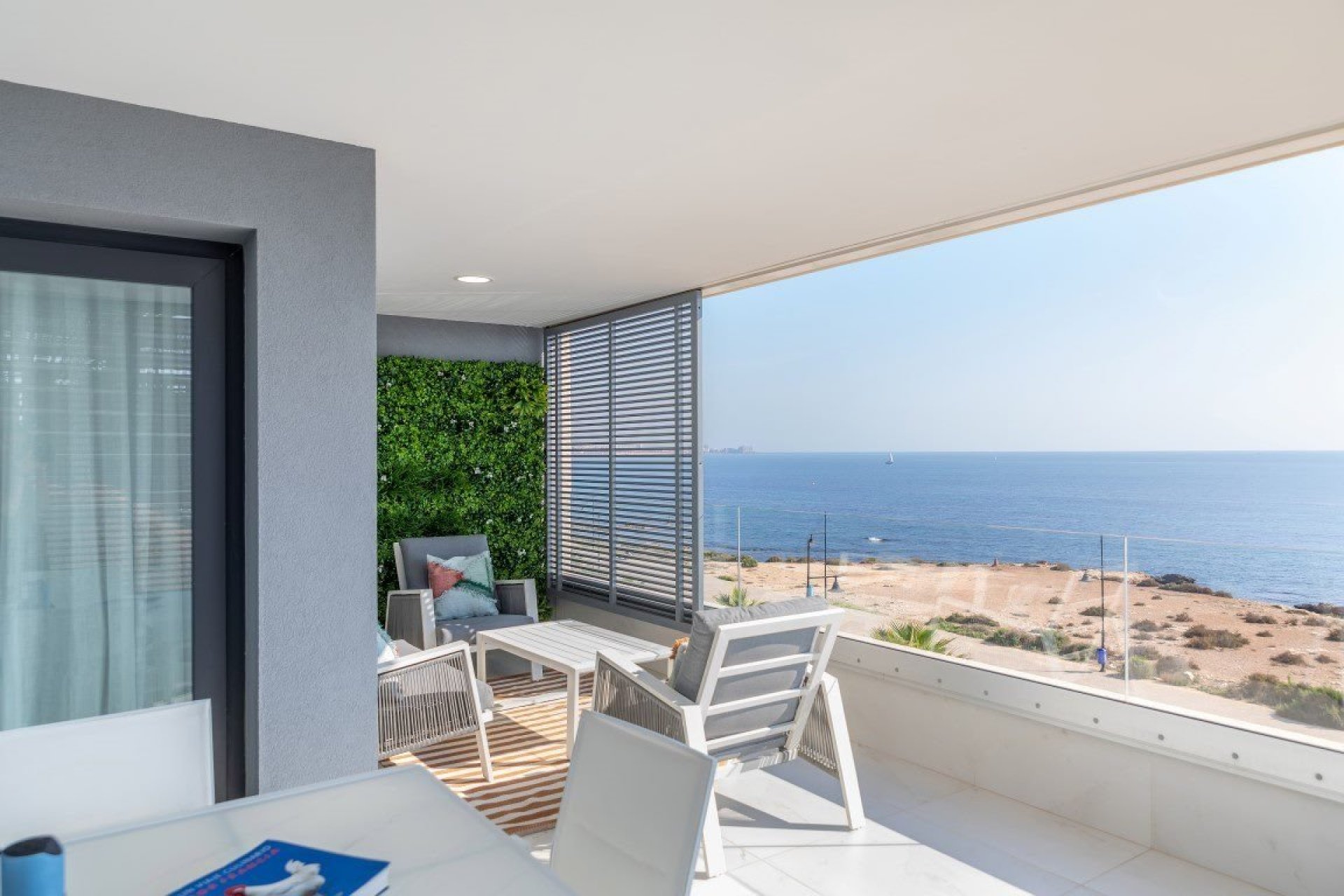 Apartamentos de Nueva Construcción en Primera Línea de Playa en Punta Prima, Torrevieja