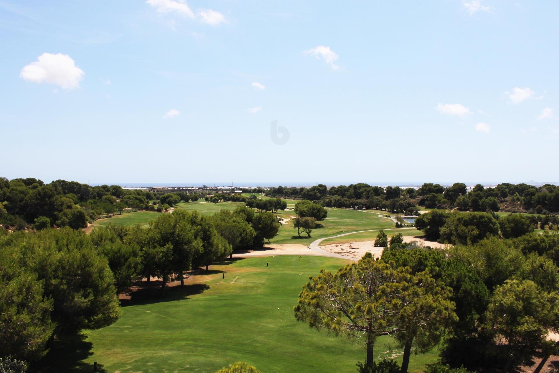 Apartamentos de obra nueva en el campo de golf en Pilar de la Horadada