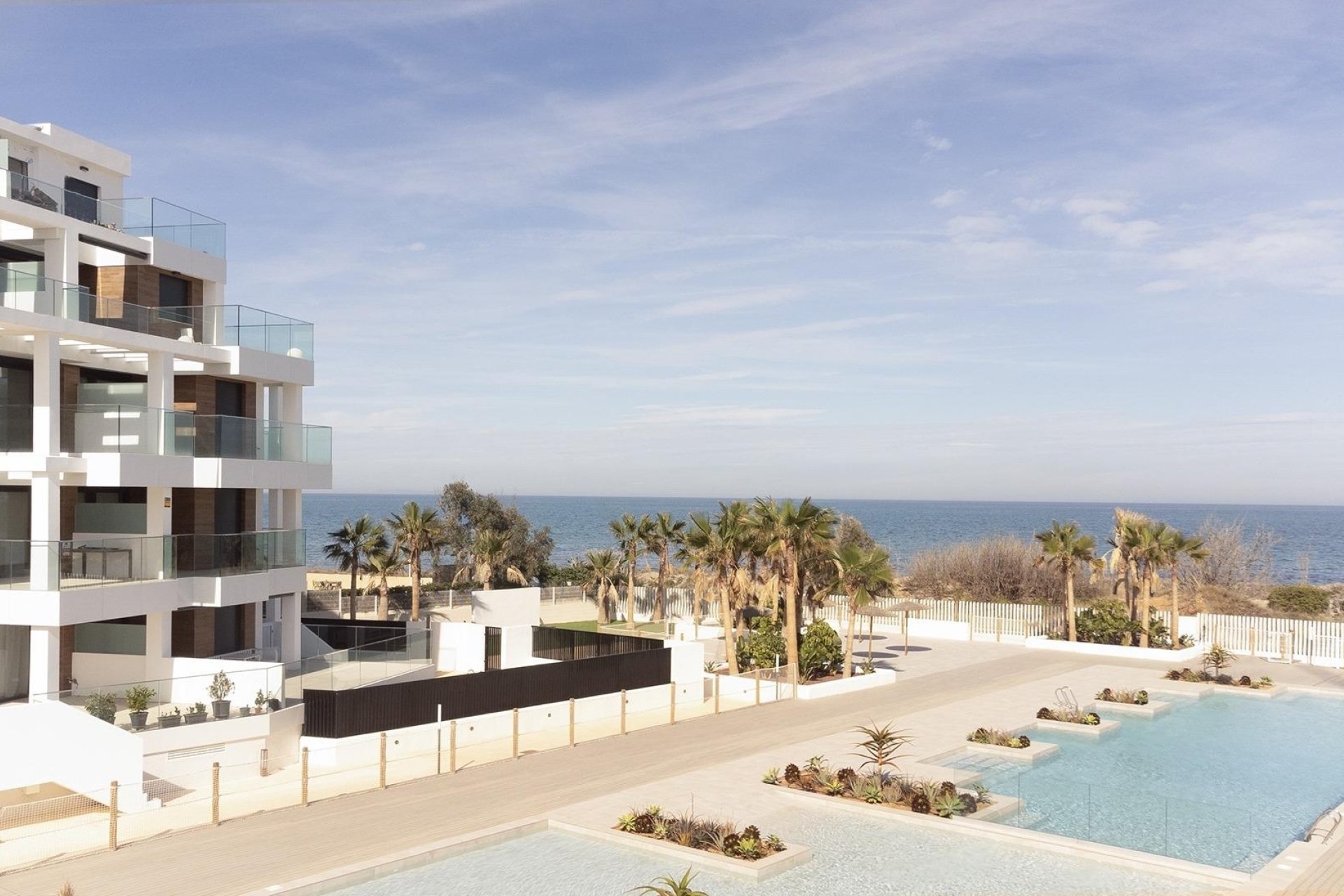 Apartamentos mediterráneos junto al mar