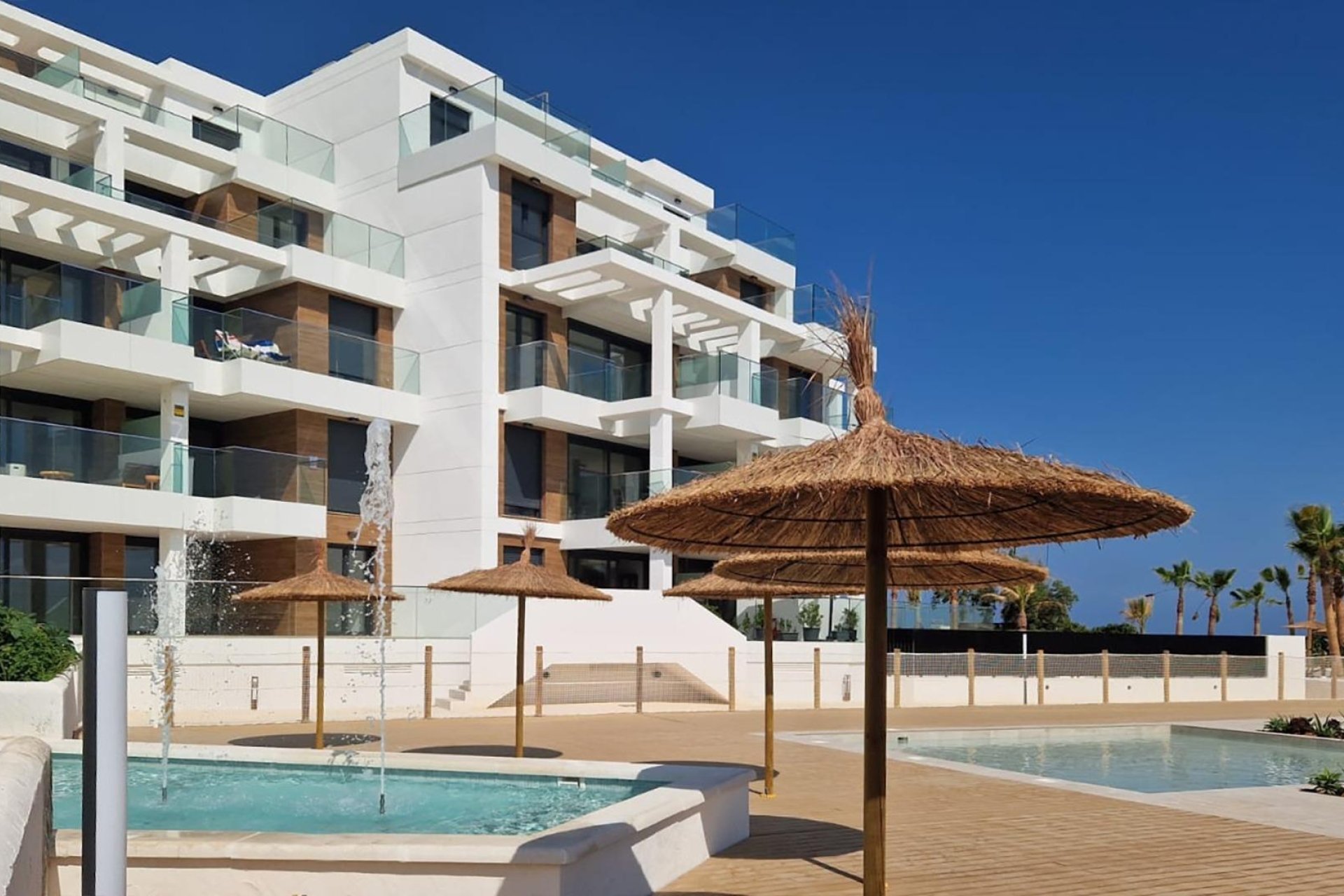 Apartamentos mediterráneos junto al mar