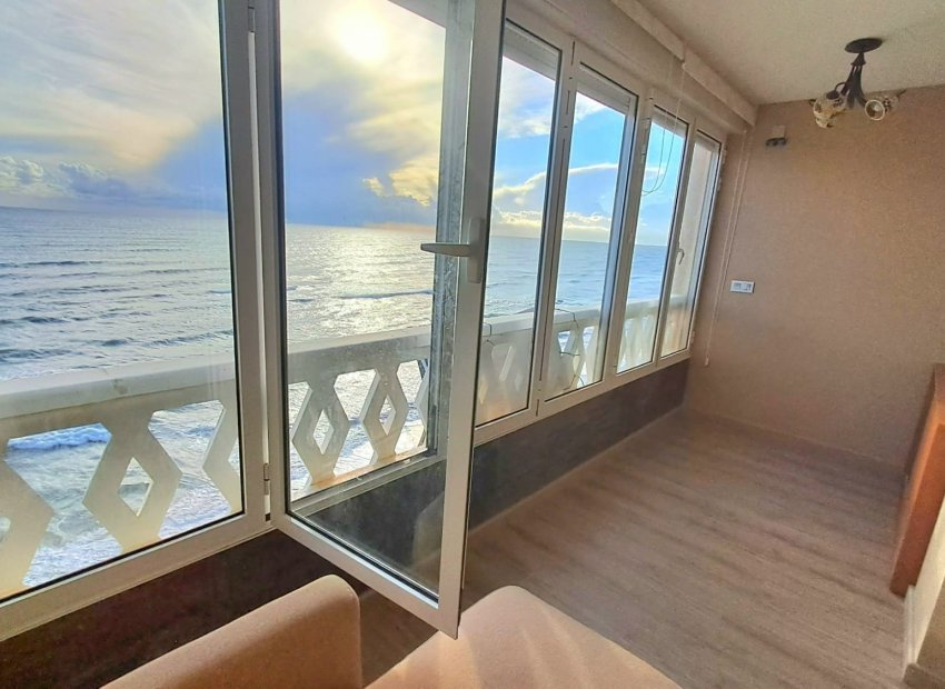 Apartment with sea view on the beach in Torrevieja, 2 bedrooms, garage