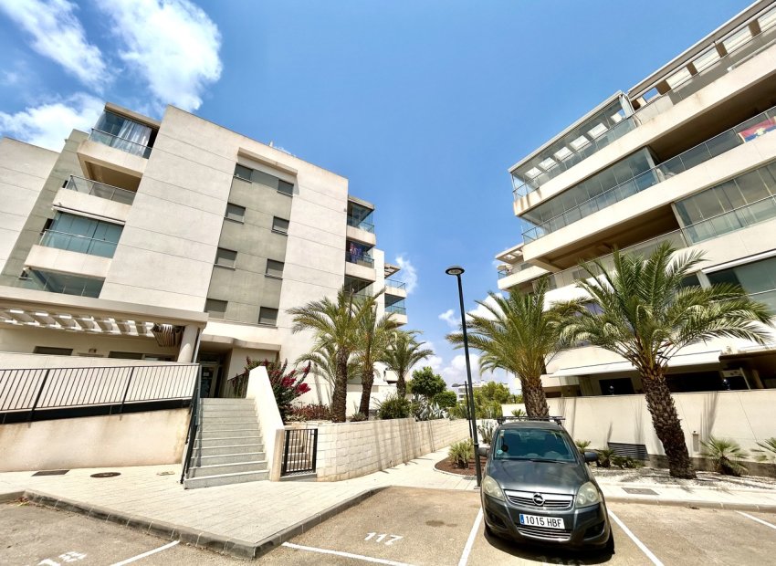 Ático con vistas al mar y terraza en la azotea en Orihuela Costa