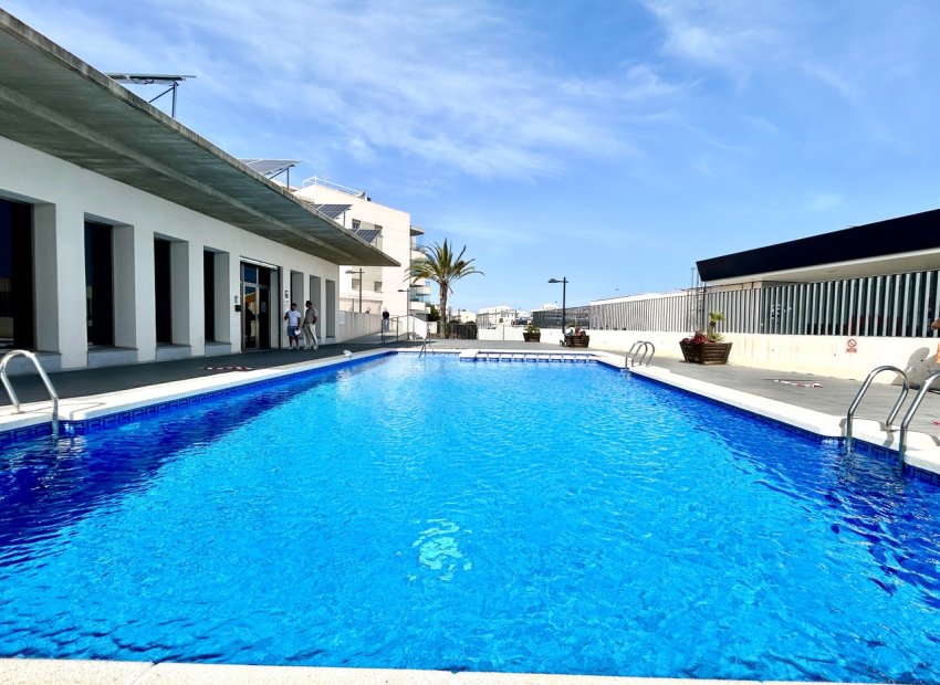 Ático con vistas al mar y terraza en la azotea en Orihuela Costa