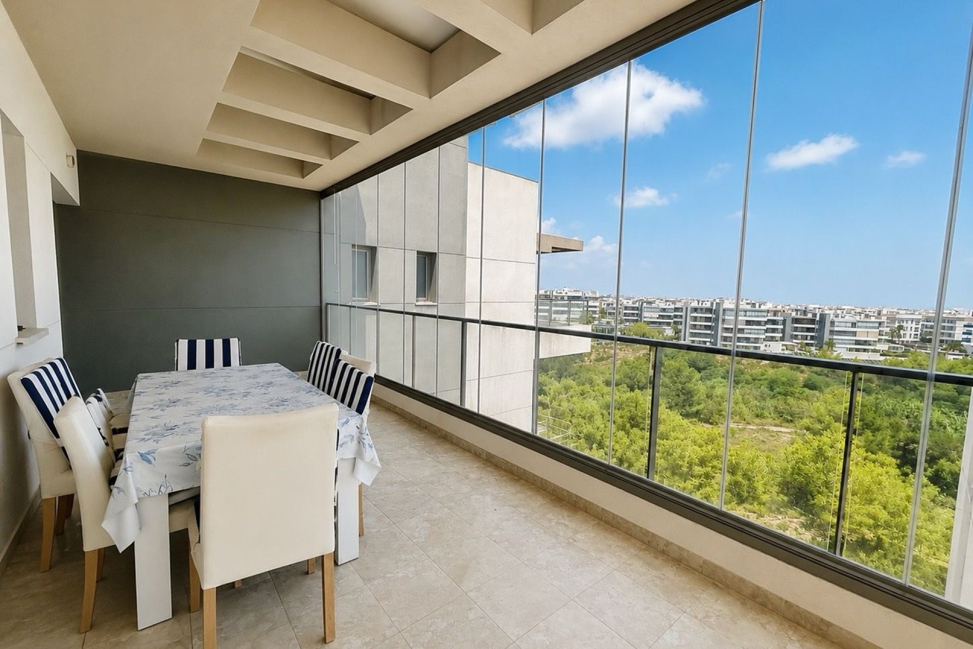 Ático con vistas al mar y terraza en la azotea en Orihuela Costa