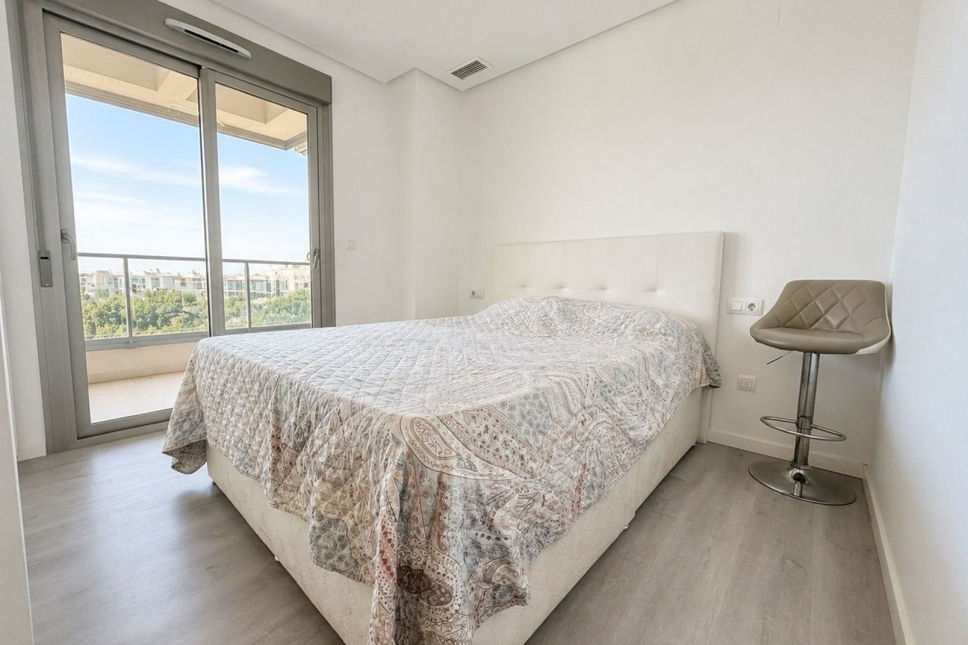 Ático con vistas al mar y terraza en la azotea en Orihuela Costa