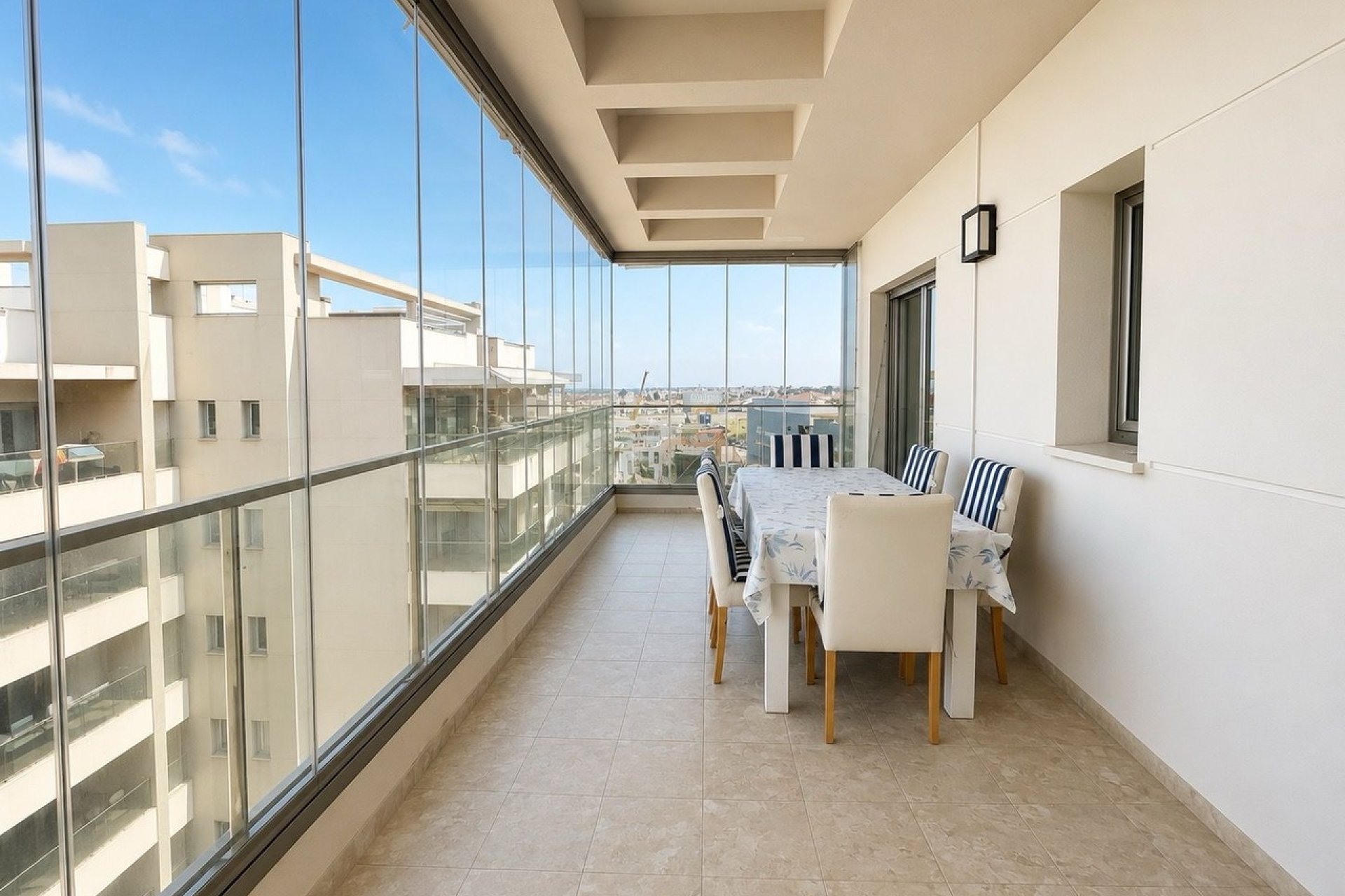 Ático con vistas al mar y terraza en la azotea en Orihuela Costa