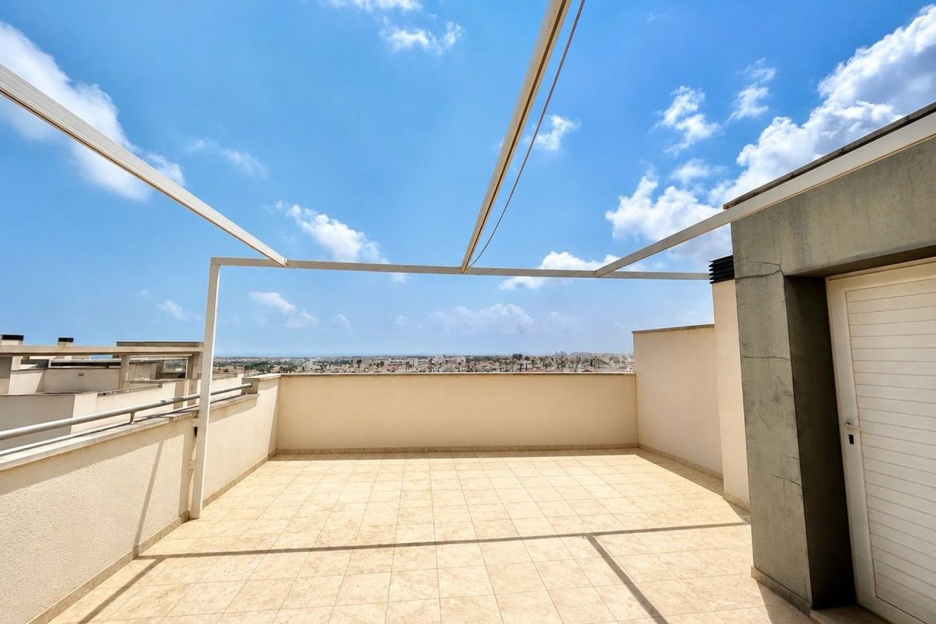 Ático con vistas al mar y terraza en la azotea en Orihuela Costa