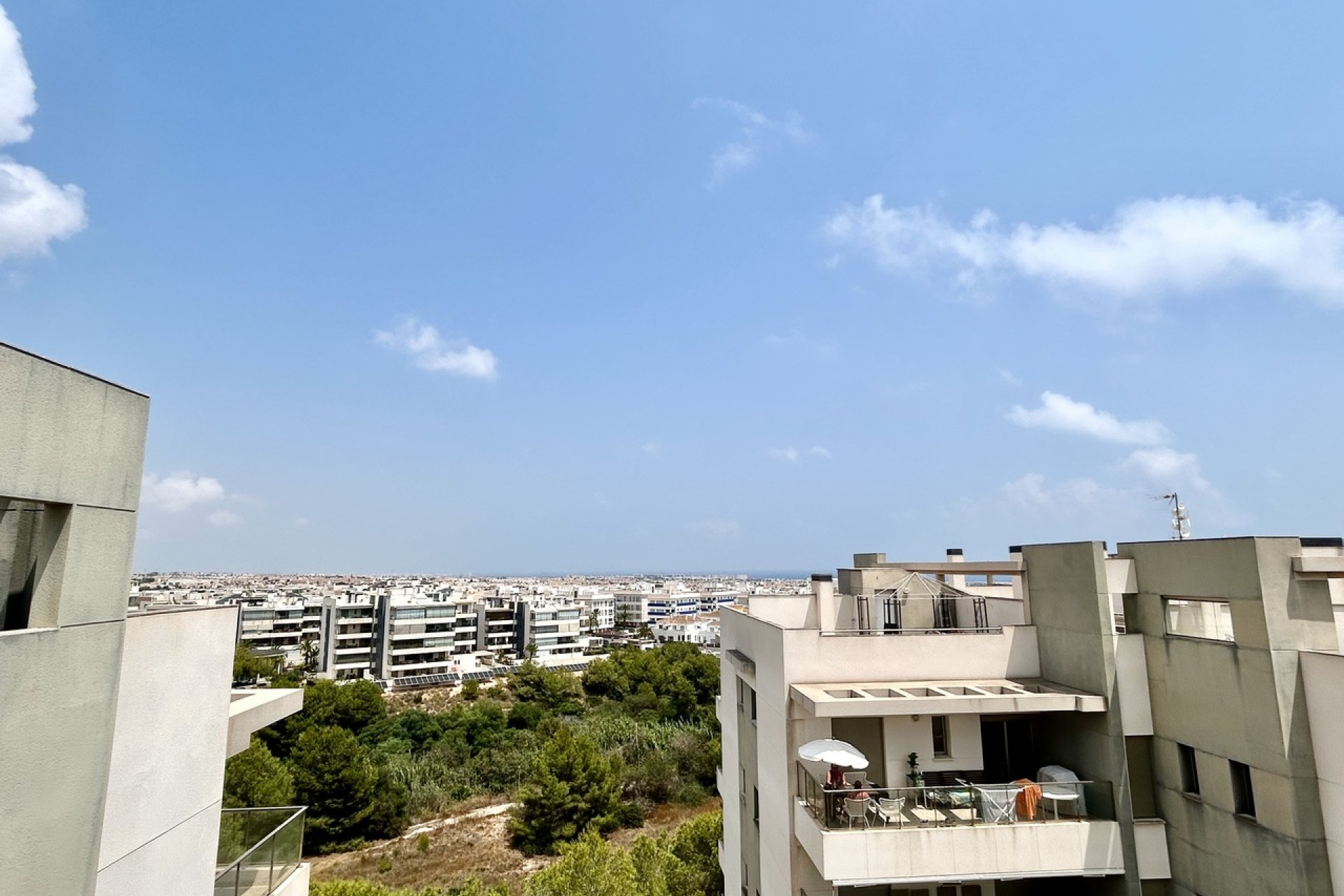 Ático con vistas al mar y terraza en la azotea en Orihuela Costa