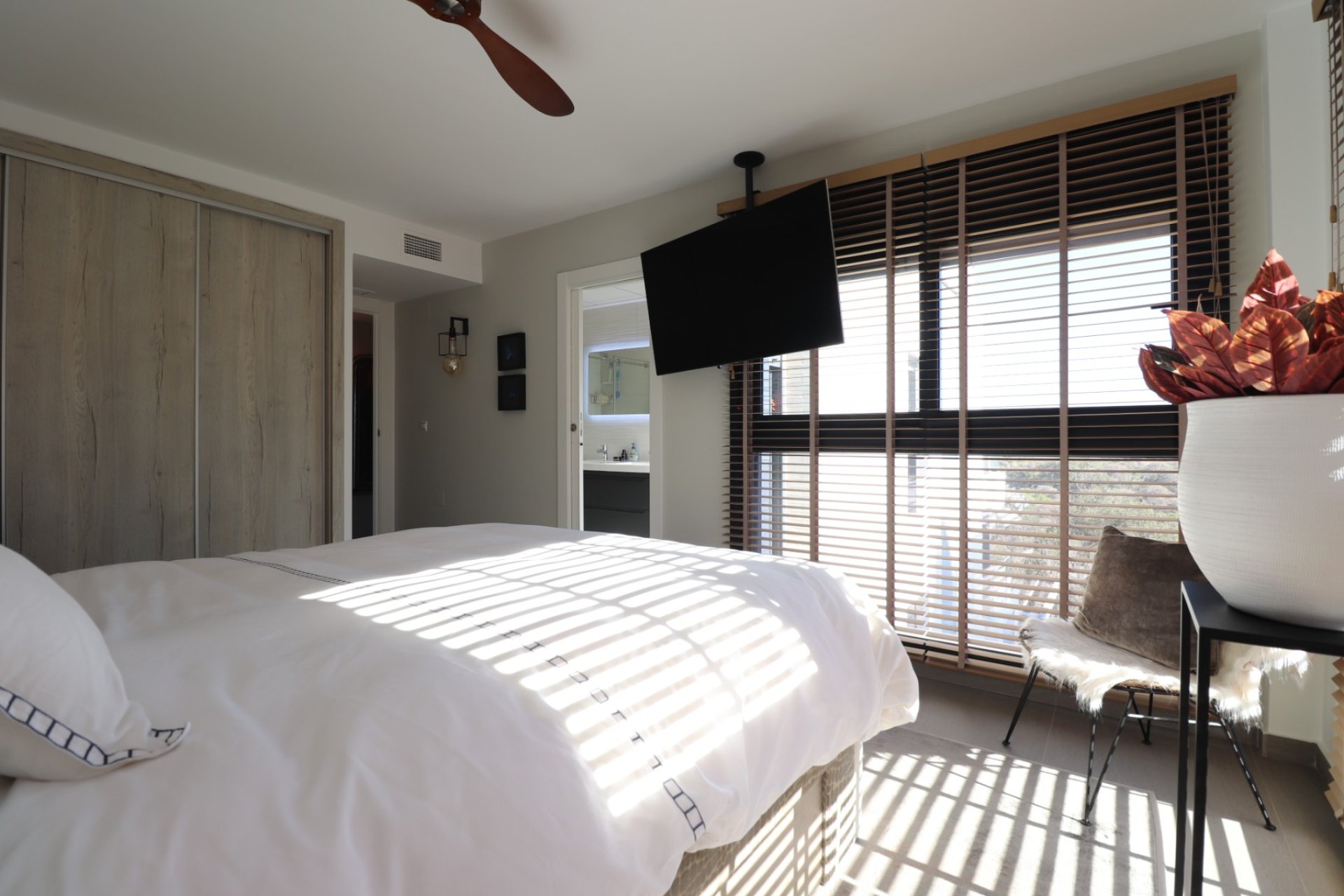 Ático de lujo con piscina privada, vistas al mar y solárium en Guardamar