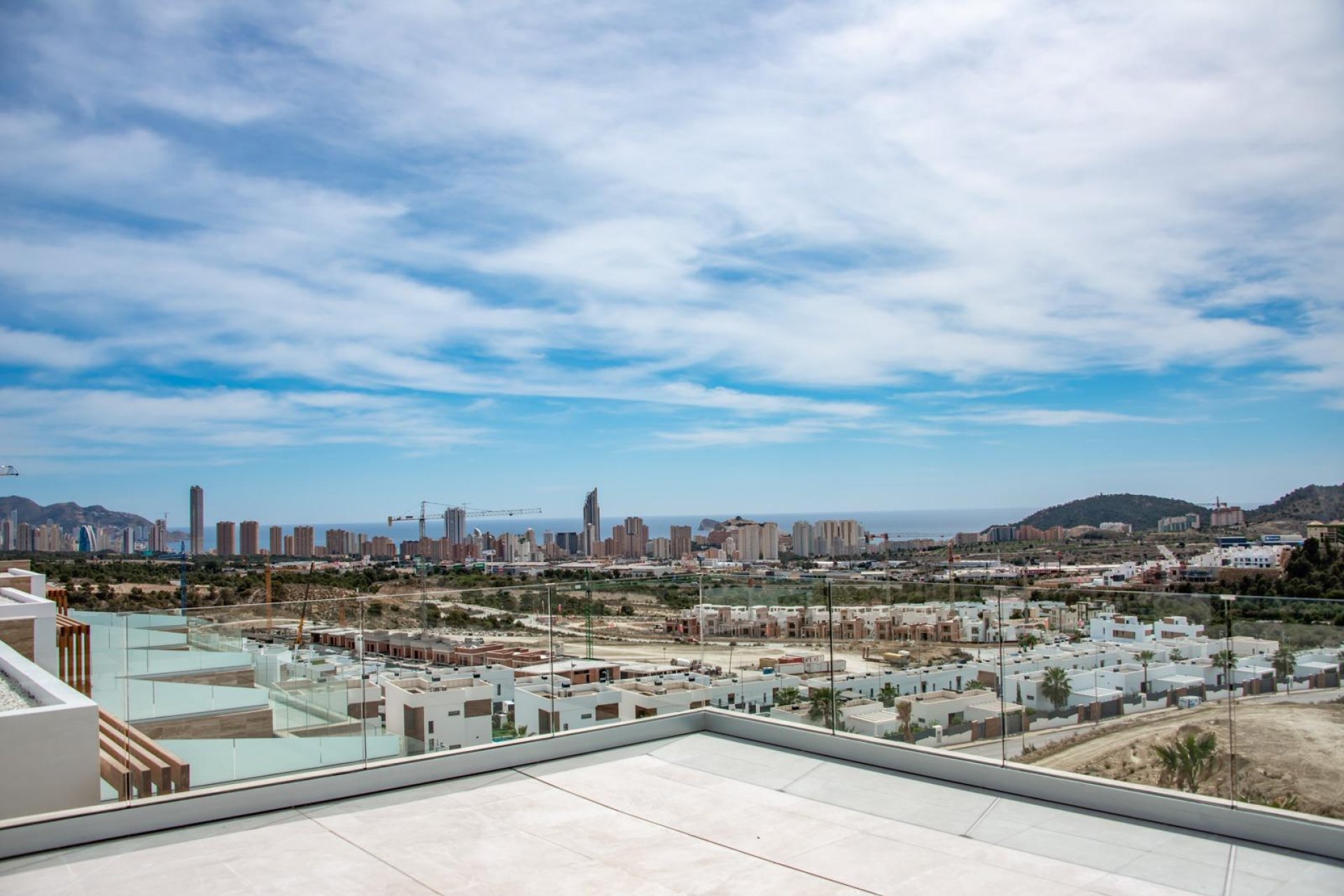 Ático de Obra Nueva con Vistas al Mar en Finestrat