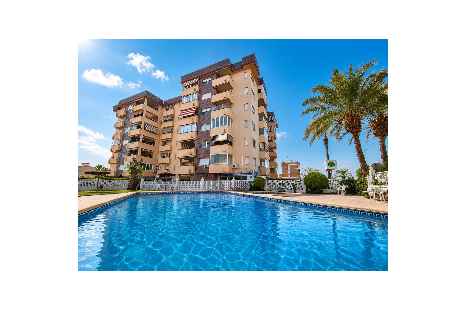 Ático en La Zenia con vistas al mar, piscina y garaje