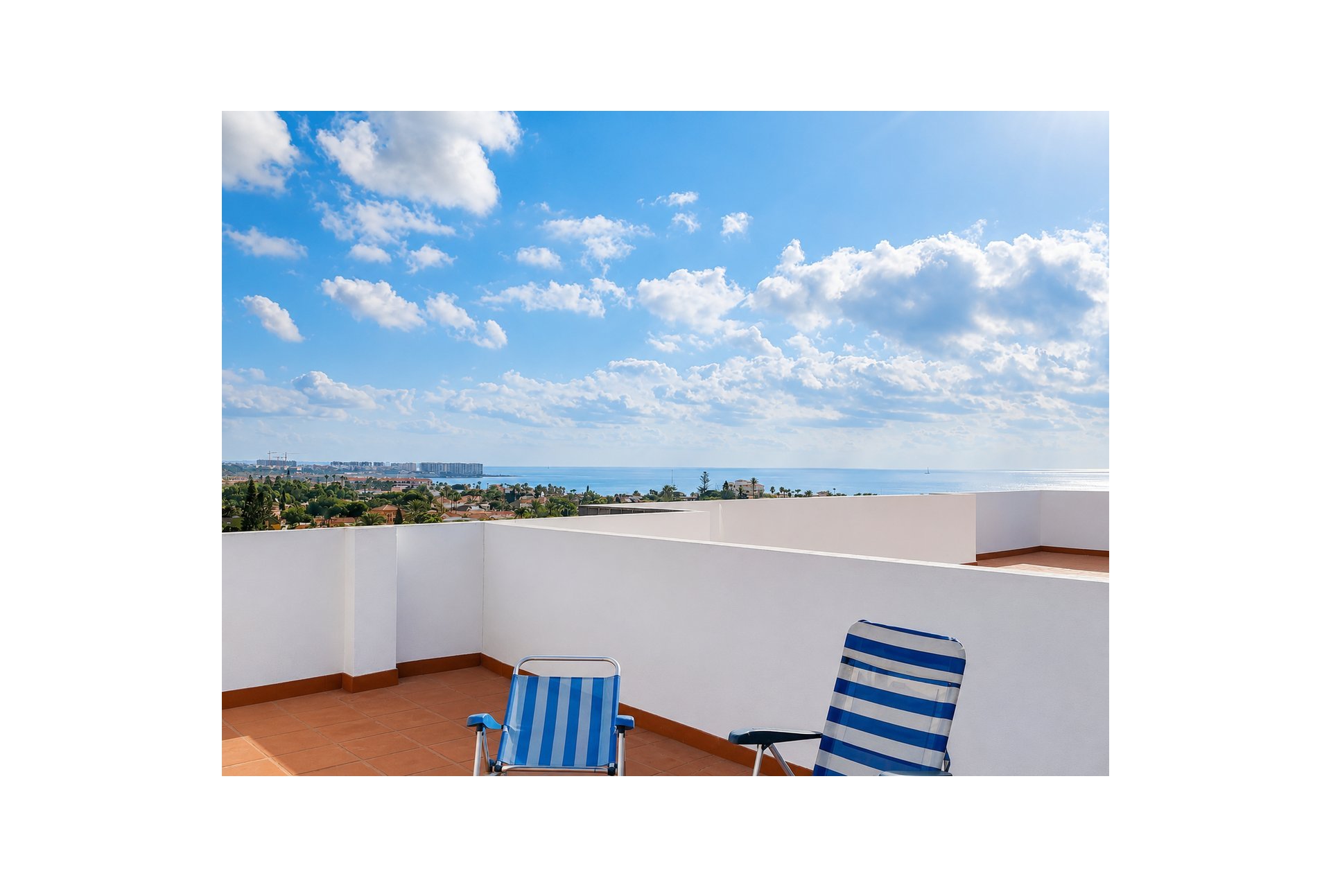 Ático en La Zenia con vistas al mar, piscina y garaje