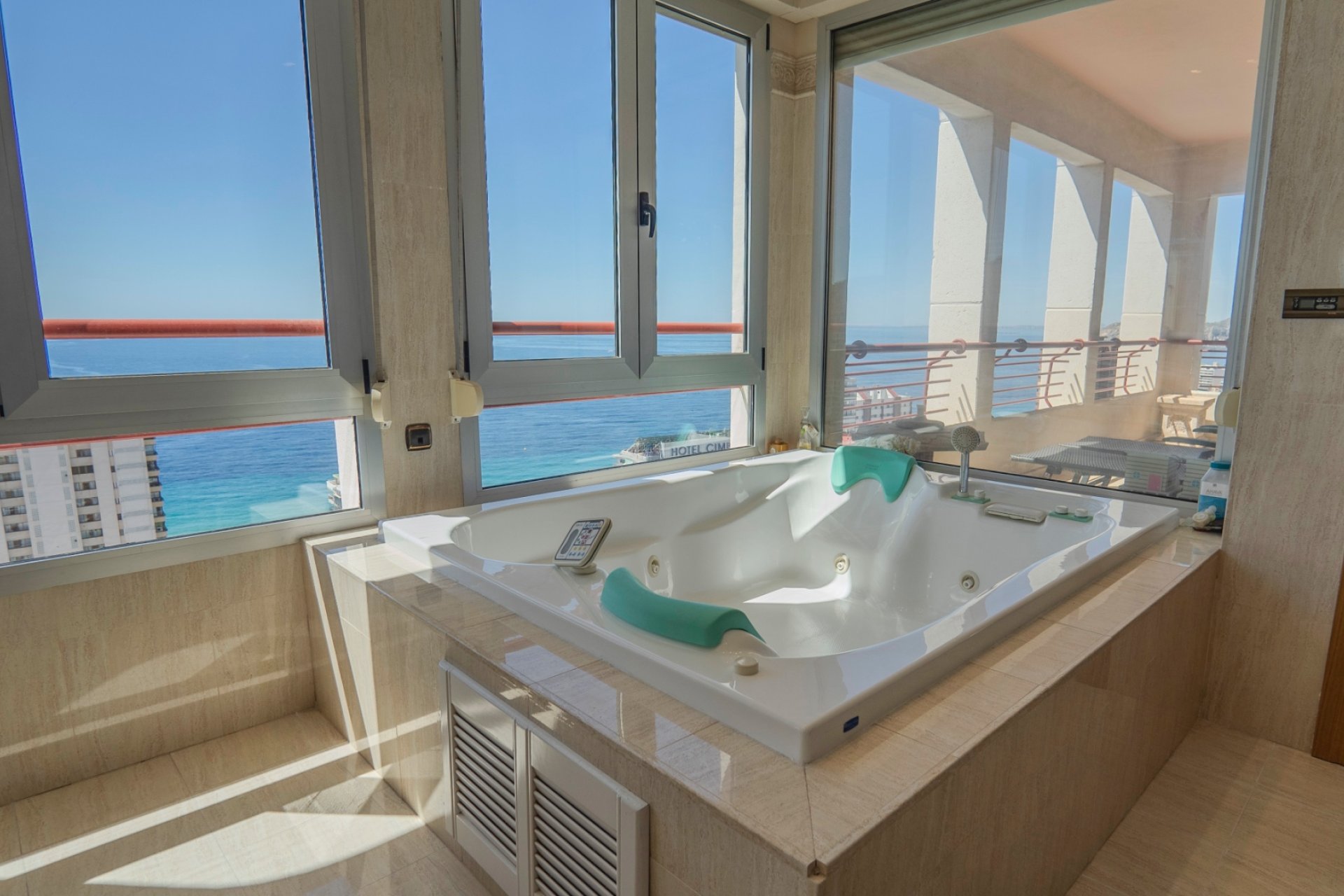 Ático único en Benidorm con 5 dormitorios, vistas al mar y acabados de lujo