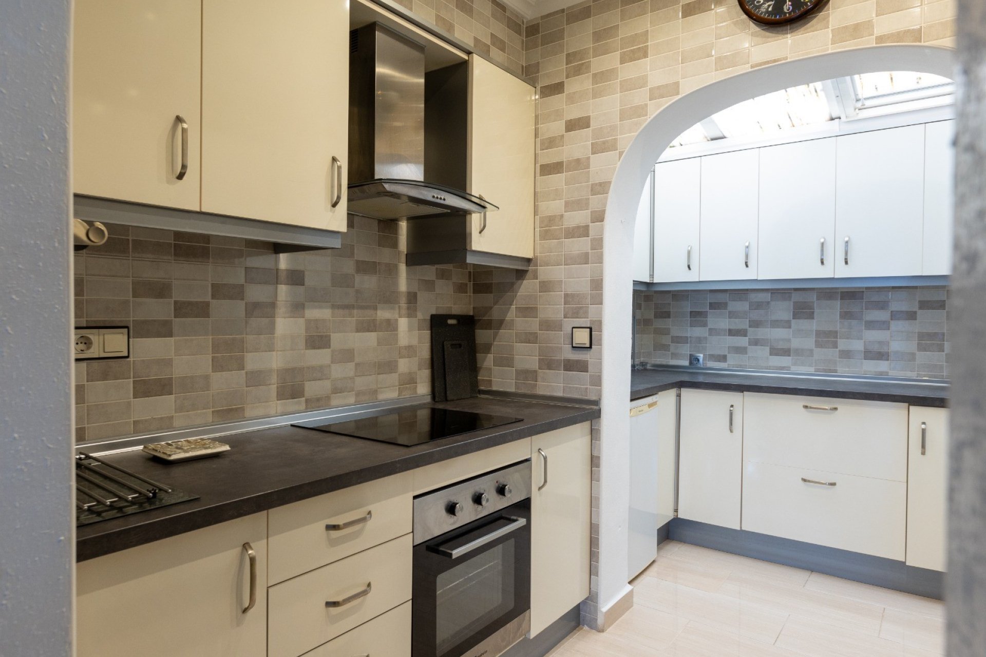 Begane grond appartement met 2 slaapkamers en zwembad nabij Vistabella Golf