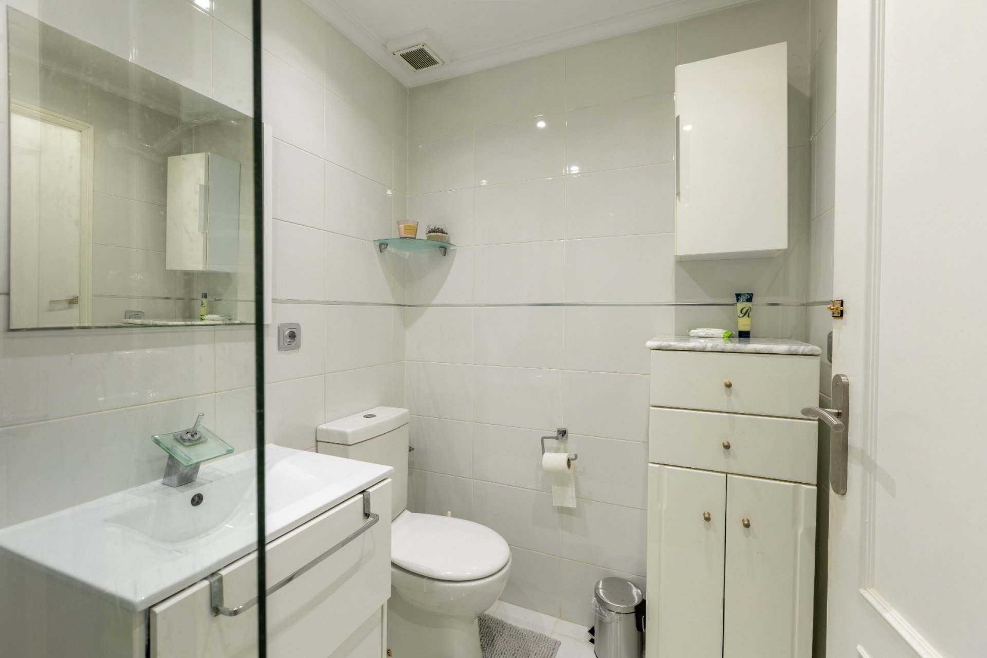 Begane grond appartement met 2 slaapkamers en zwembad nabij Vistabella Golf