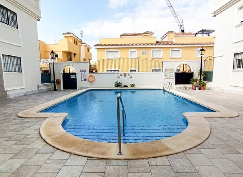 Begane grond appartement met 2 slaapkamers, zwembad en parkeergarage in Formentera del Segura