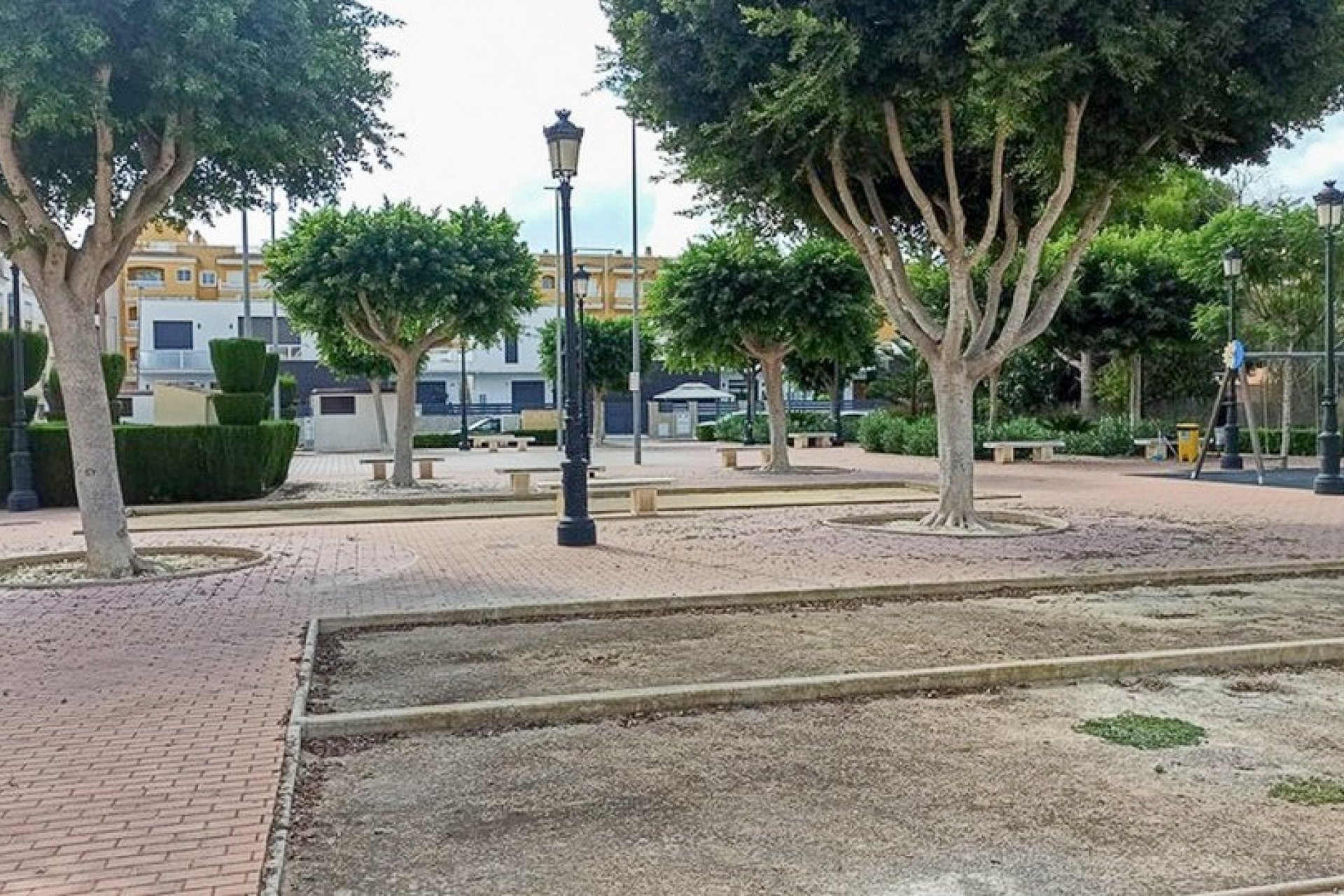 Begane grond appartement met 2 slaapkamers, zwembad en parkeergarage in Formentera del Segura