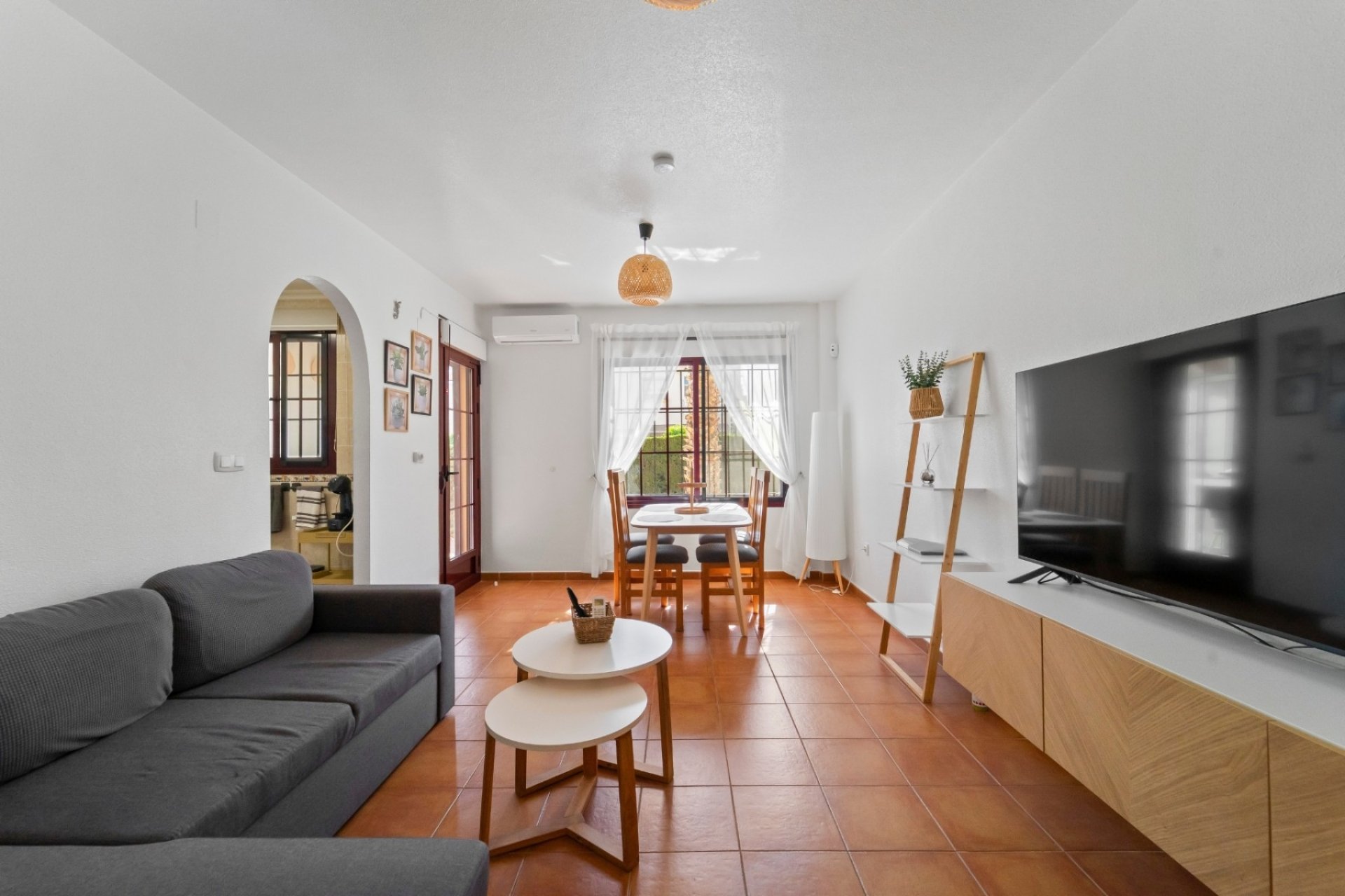 Begane grond appartement Torrevieja met zwembad en parking