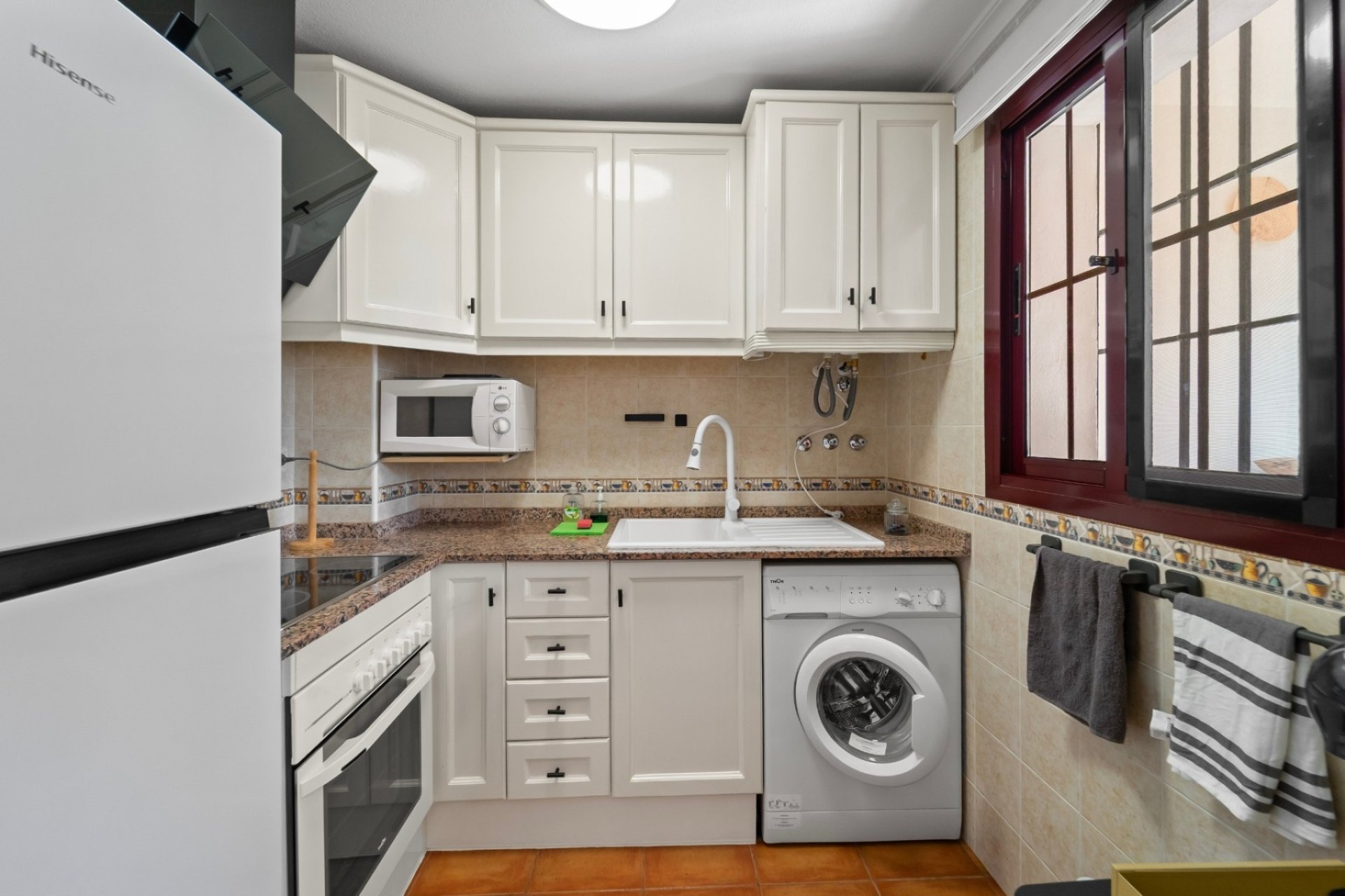 Begane grond appartement Torrevieja met zwembad en parking