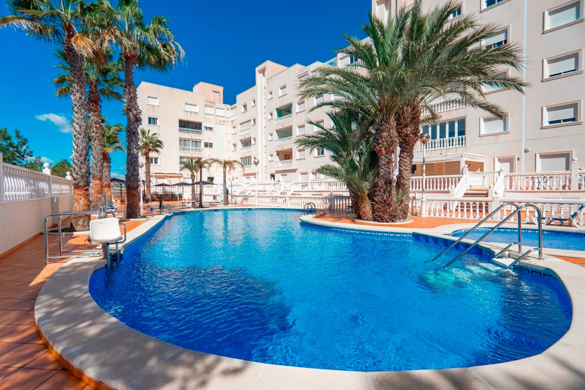 Bright 2-bedroom apartment with ocean views, a pool, and a terrace in Guardamar