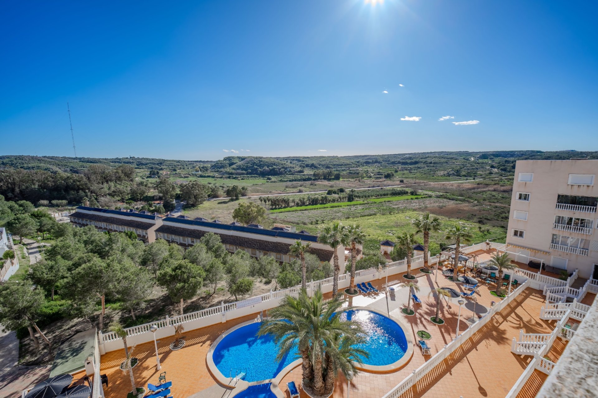 Bright 2-bedroom apartment with ocean views, a pool, and a terrace in Guardamar