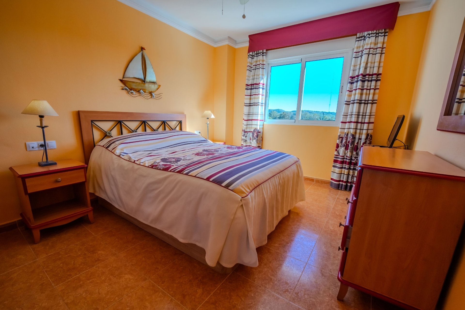 Bright 2-bedroom apartment with ocean views, a pool, and a terrace in Guardamar