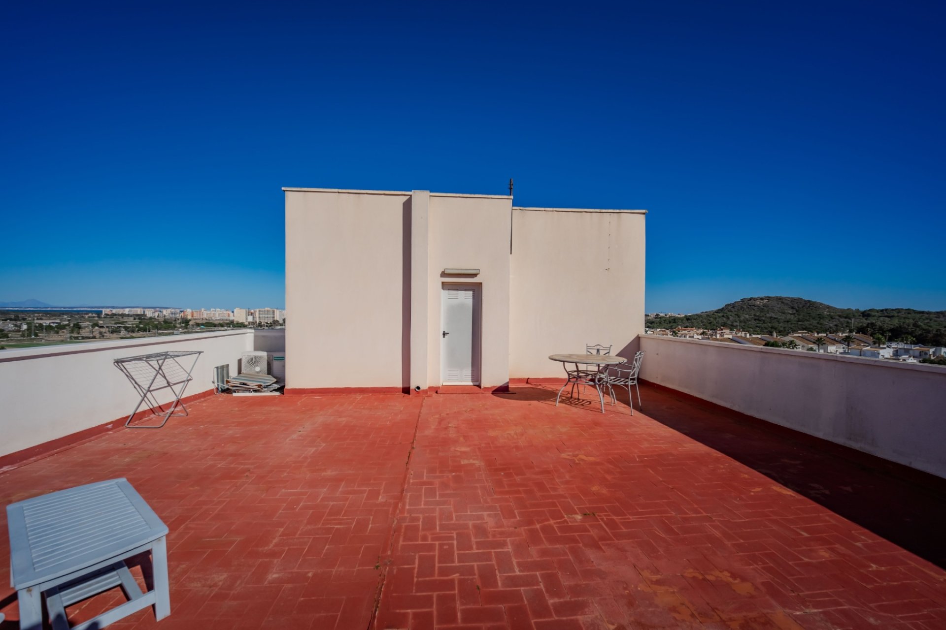 Bright 2-bedroom apartment with ocean views, a pool, and a terrace in Guardamar