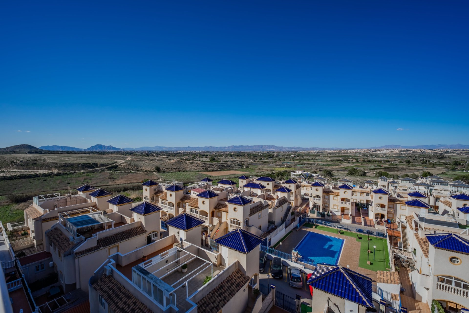 Bright 2-bedroom apartment with ocean views, a pool, and a terrace in Guardamar