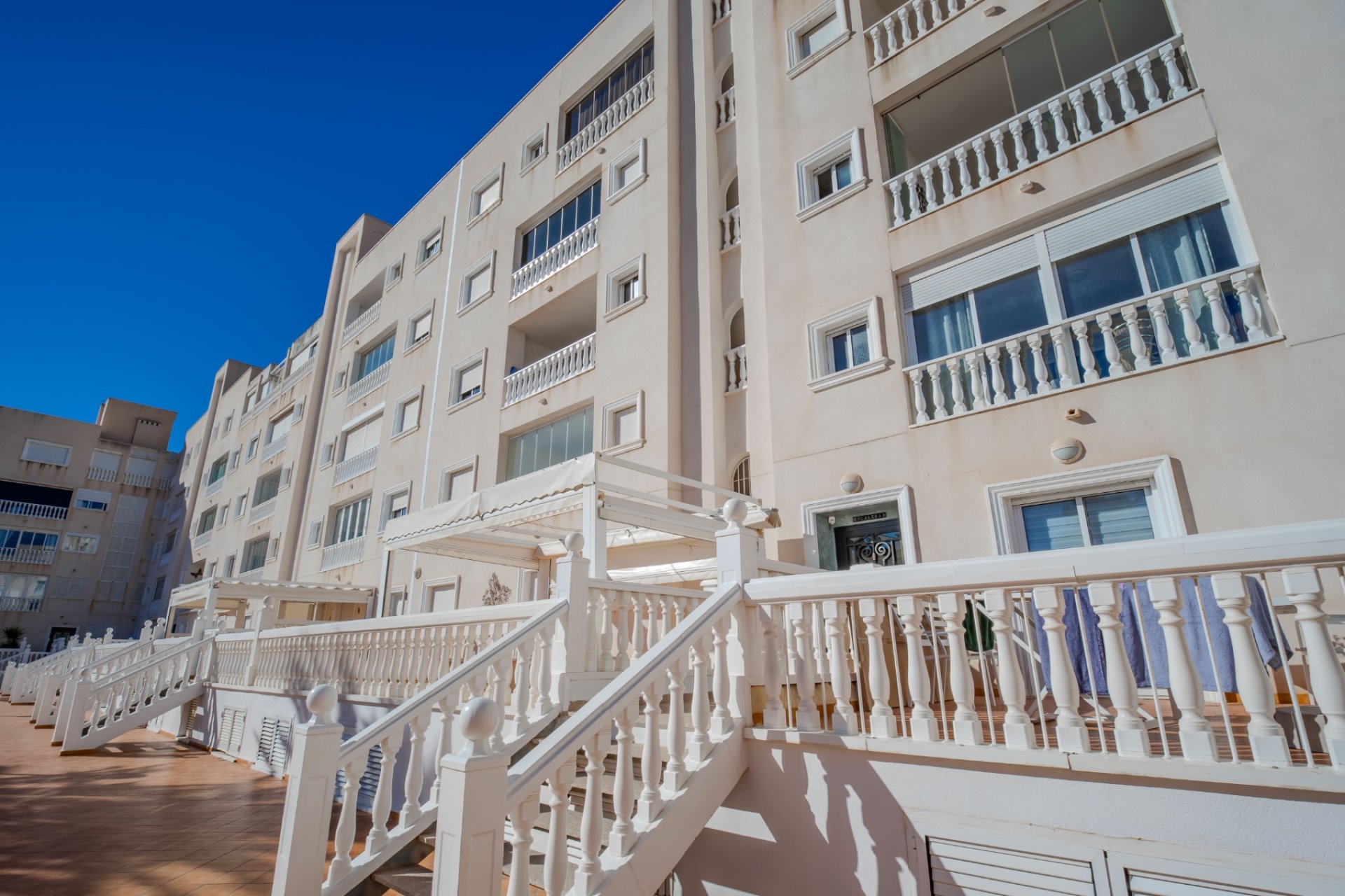 Bright 2-bedroom apartment with ocean views, a pool, and a terrace in Guardamar