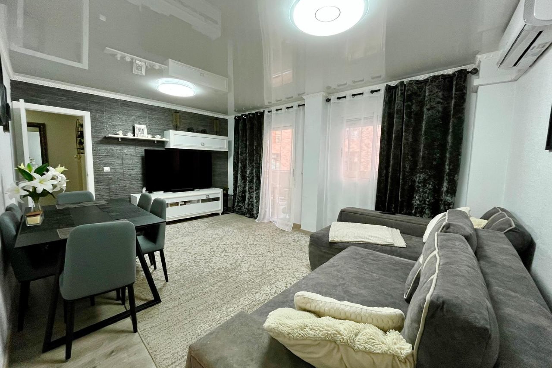 Bright and modern 4-bedroom apartment in the heart of Torrevieja, near the beach