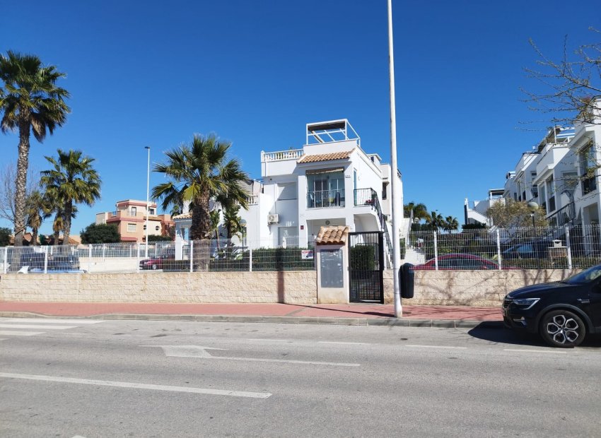Bungalow con amplio solárium y piscina comunitaria en Torrevieja