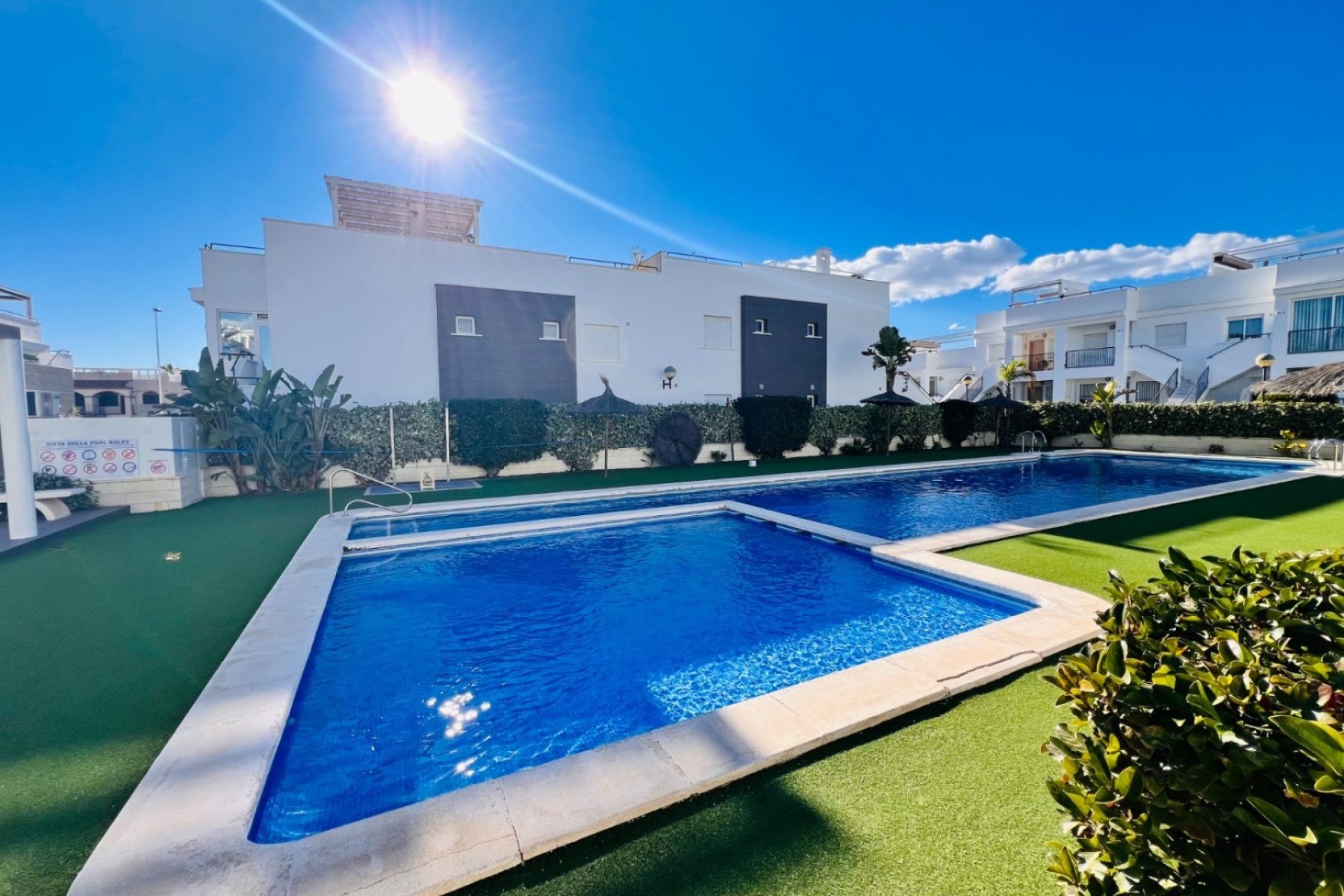 Bungalow con amplio solárium y piscina comunitaria en Torrevieja