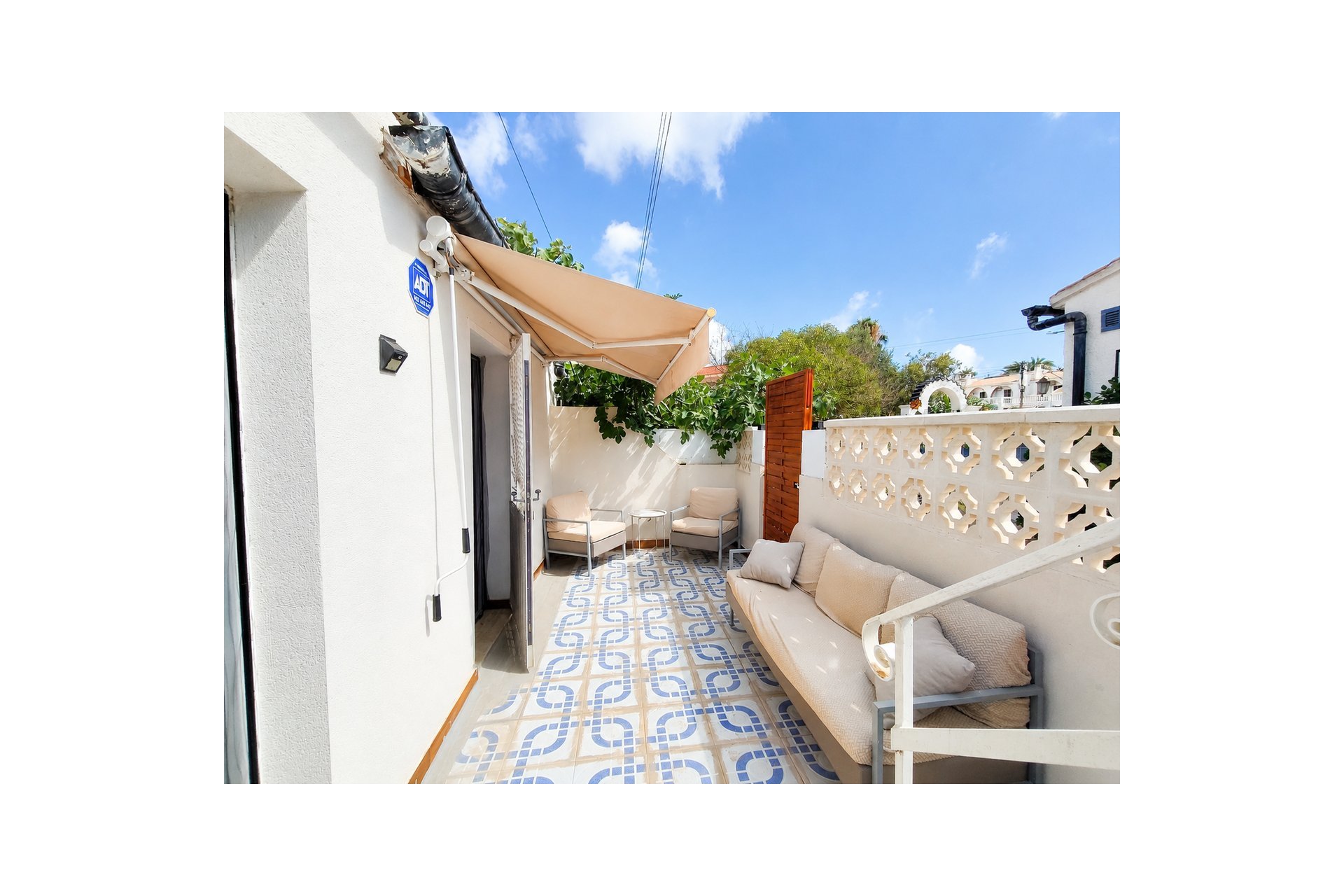 Bungalow renovado al estilo moderno con terraza en la azotea en Torrevieja