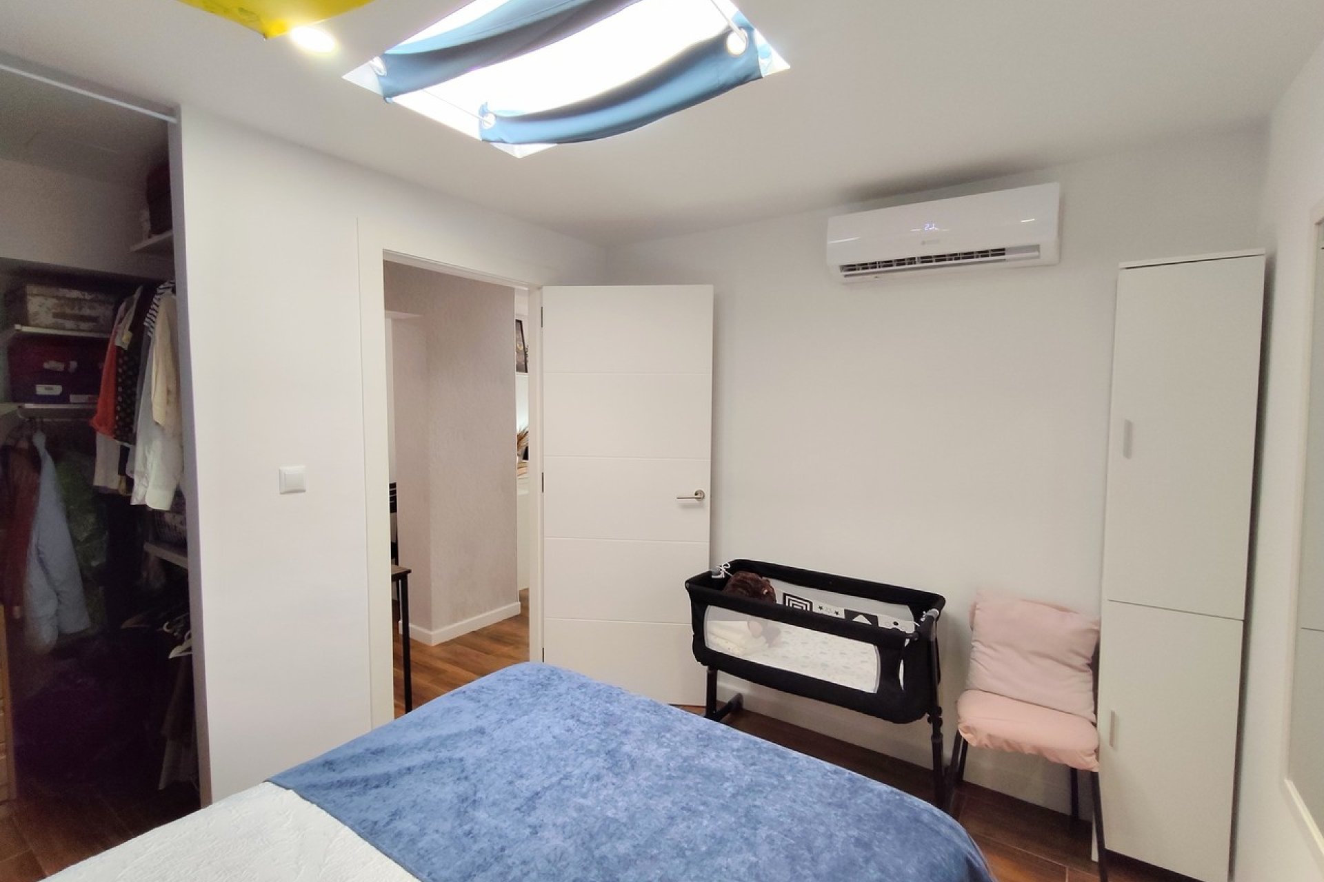 Bungalow renovado al estilo moderno con terraza en la azotea en Torrevieja