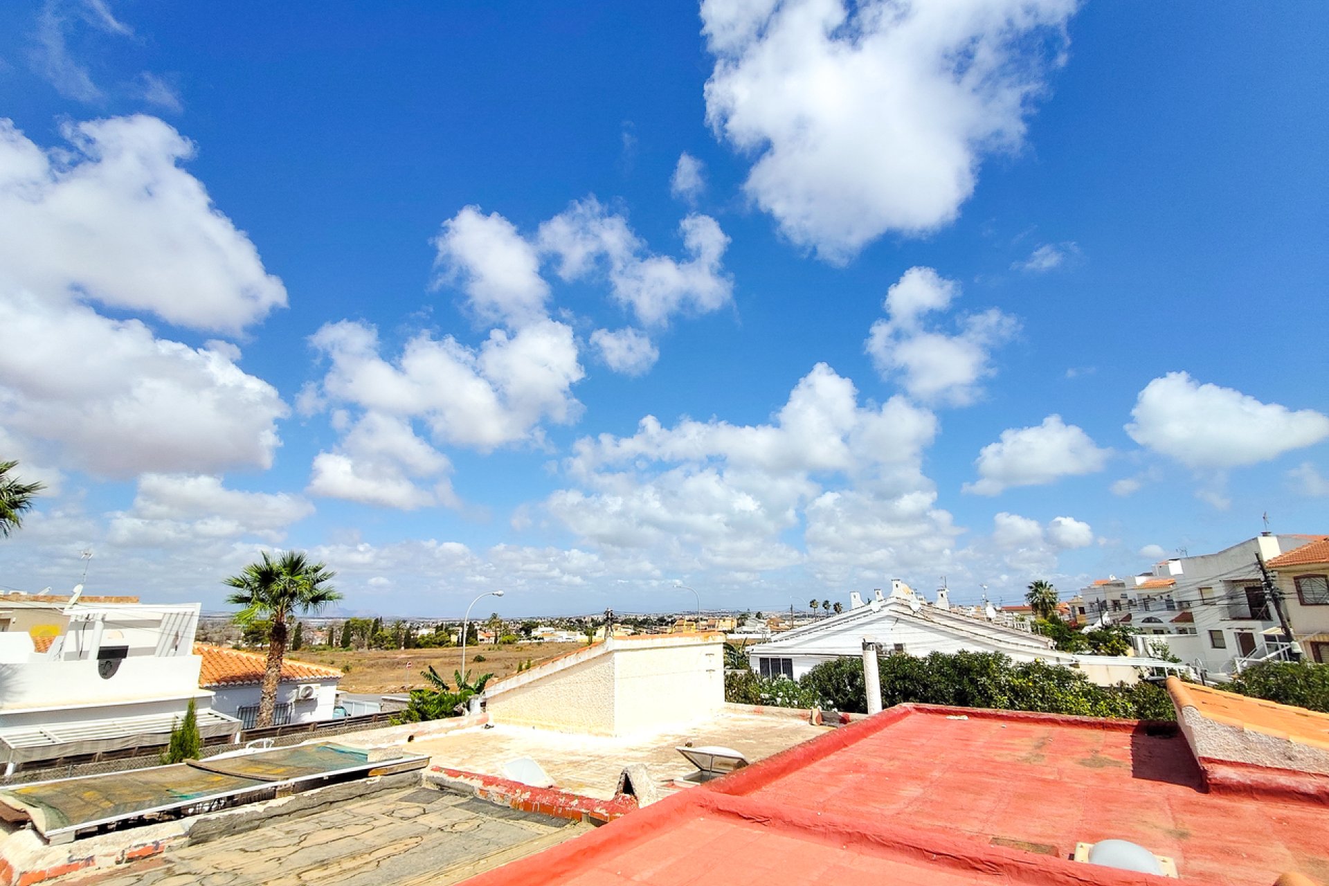 Bungalow renovado al estilo moderno con terraza en la azotea en Torrevieja