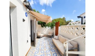 Bungalow renovado al estilo moderno con terraza en la azotea en Torrevieja