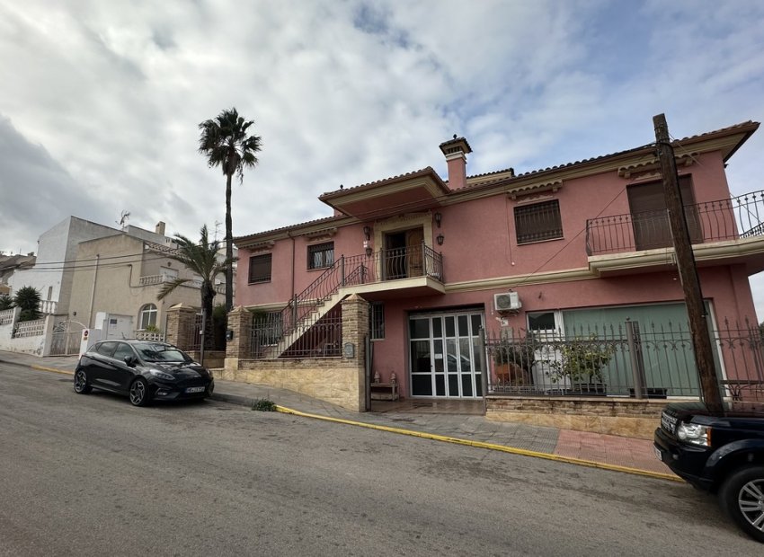 Casa adosada de lujo con vistas al mar y potencial comercial