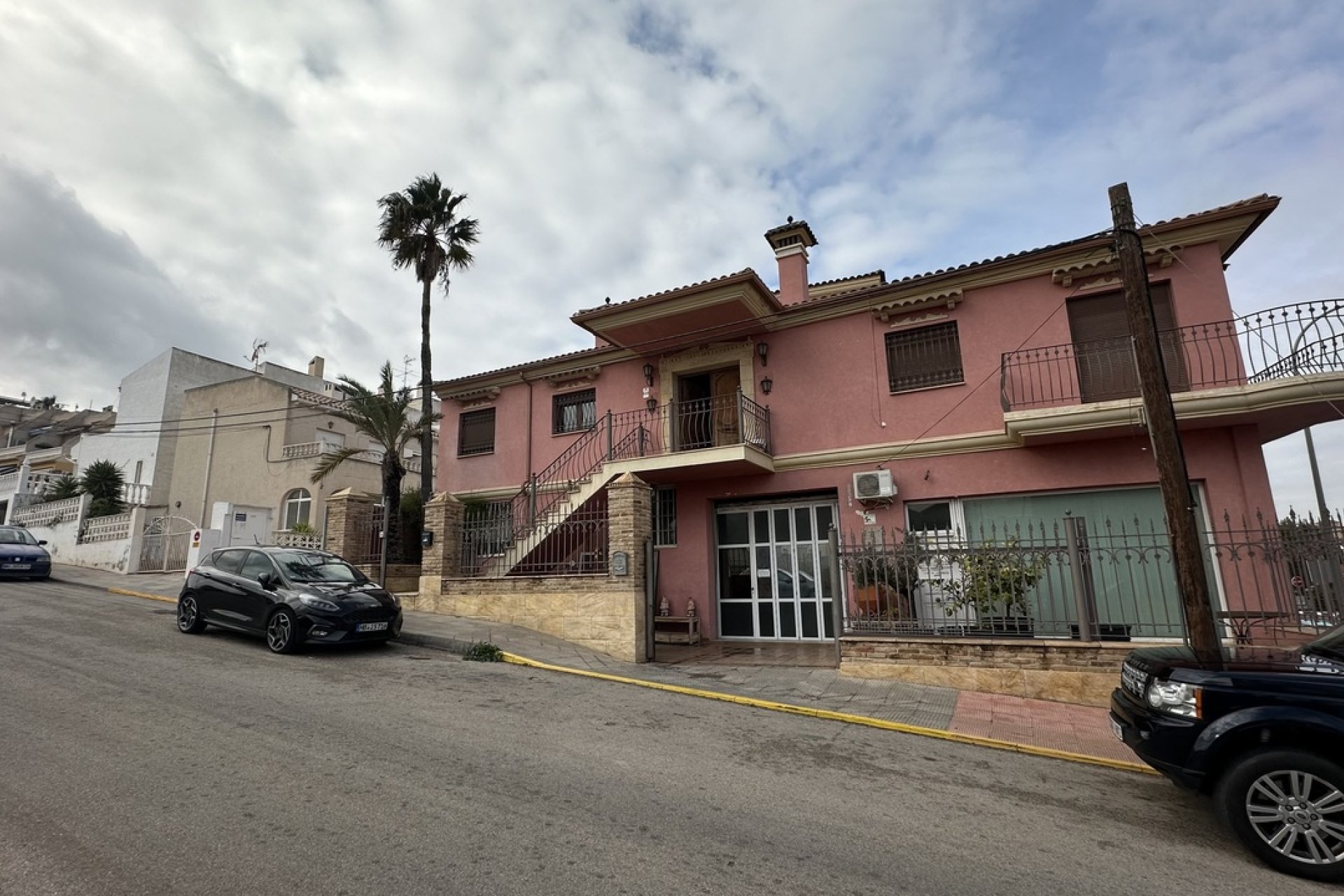 Casa adosada de lujo con vistas al mar y potencial comercial