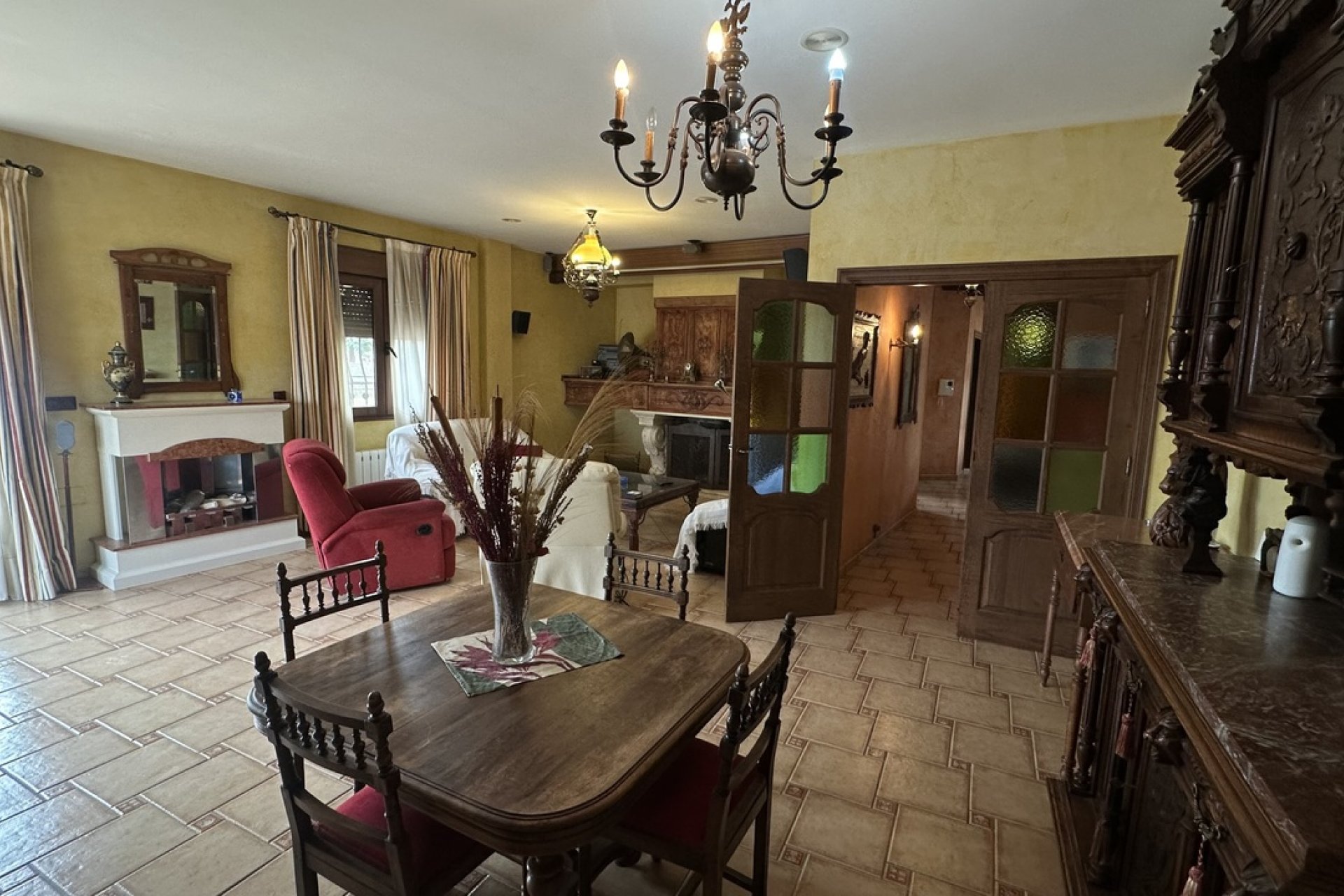 Casa adosada de lujo con vistas al mar y potencial comercial