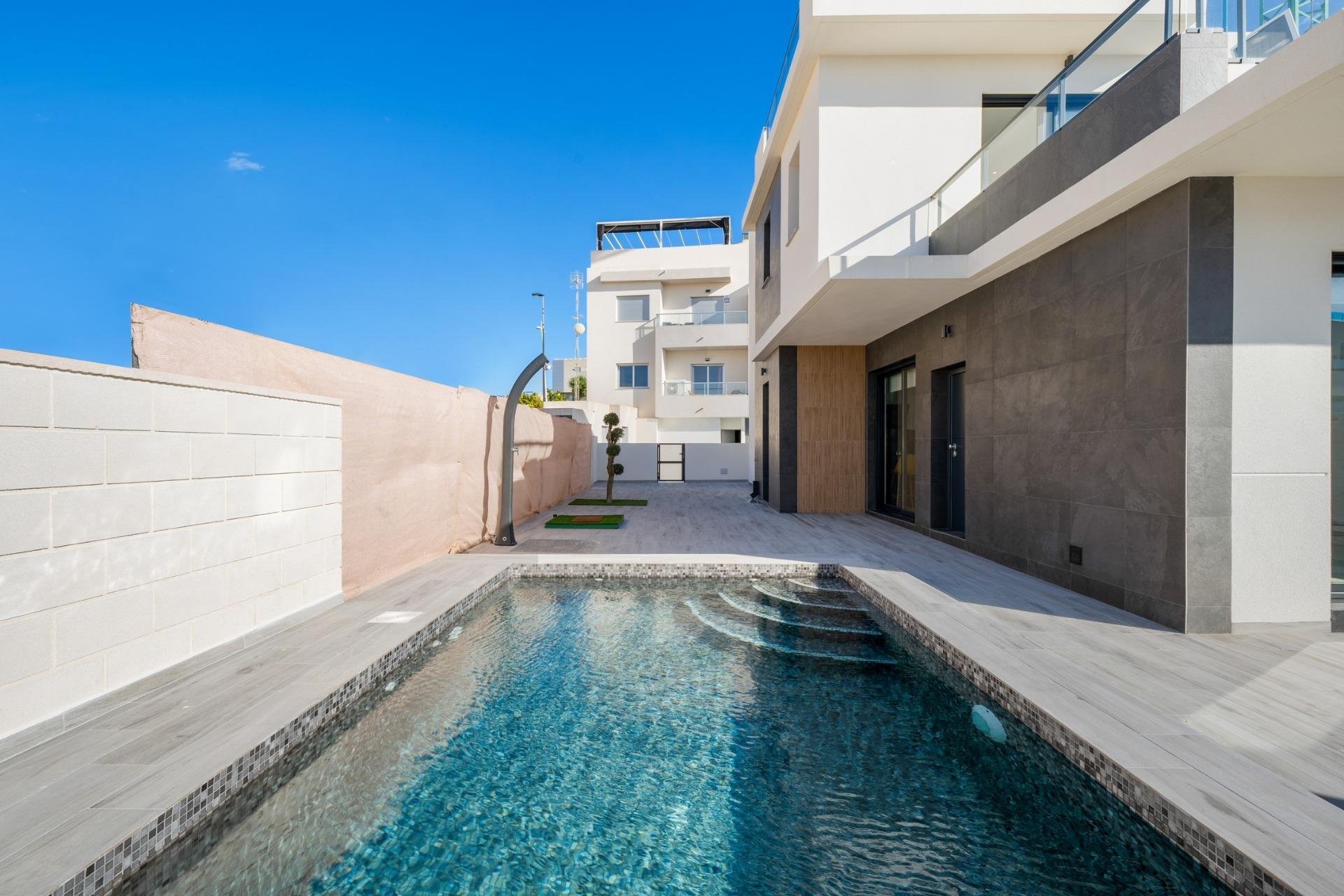 Casa Adosada de Nueva Construcción en Benijófar con Piscina Privada