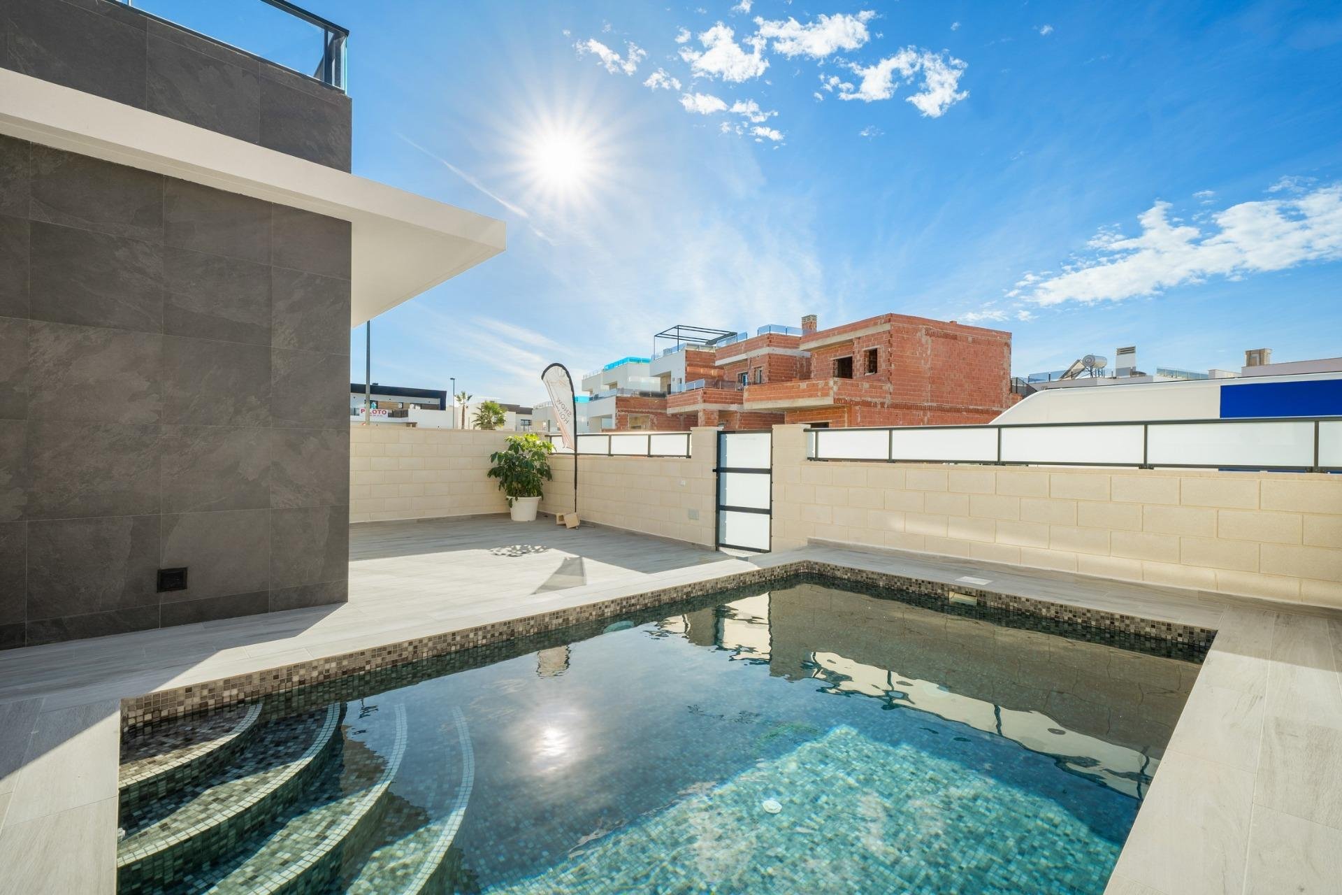 Casa Adosada de Nueva Construcción en Benijófar con Piscina Privada