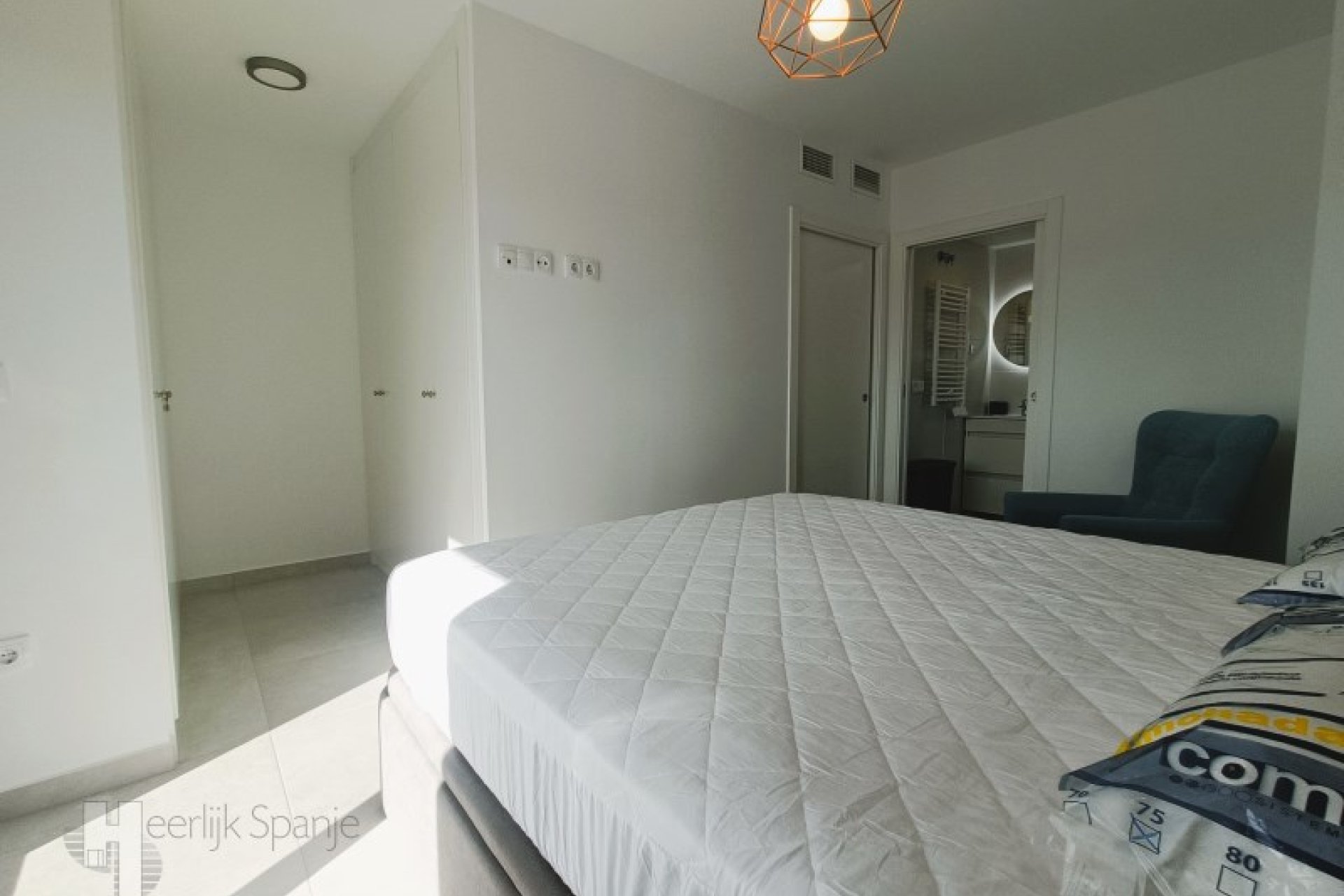 Casa adosada en esquina orientada al sur con piscina privada, a 500 m de la playa