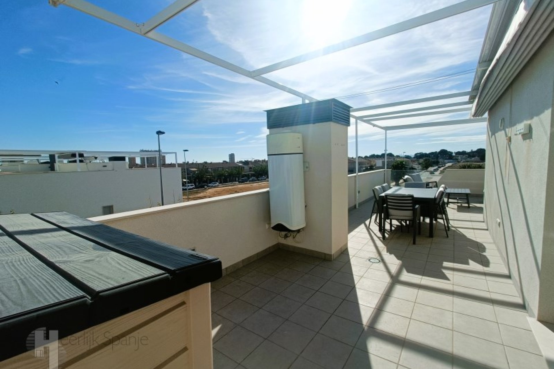 Casa adosada en esquina orientada al sur con piscina privada, a 500 m de la playa