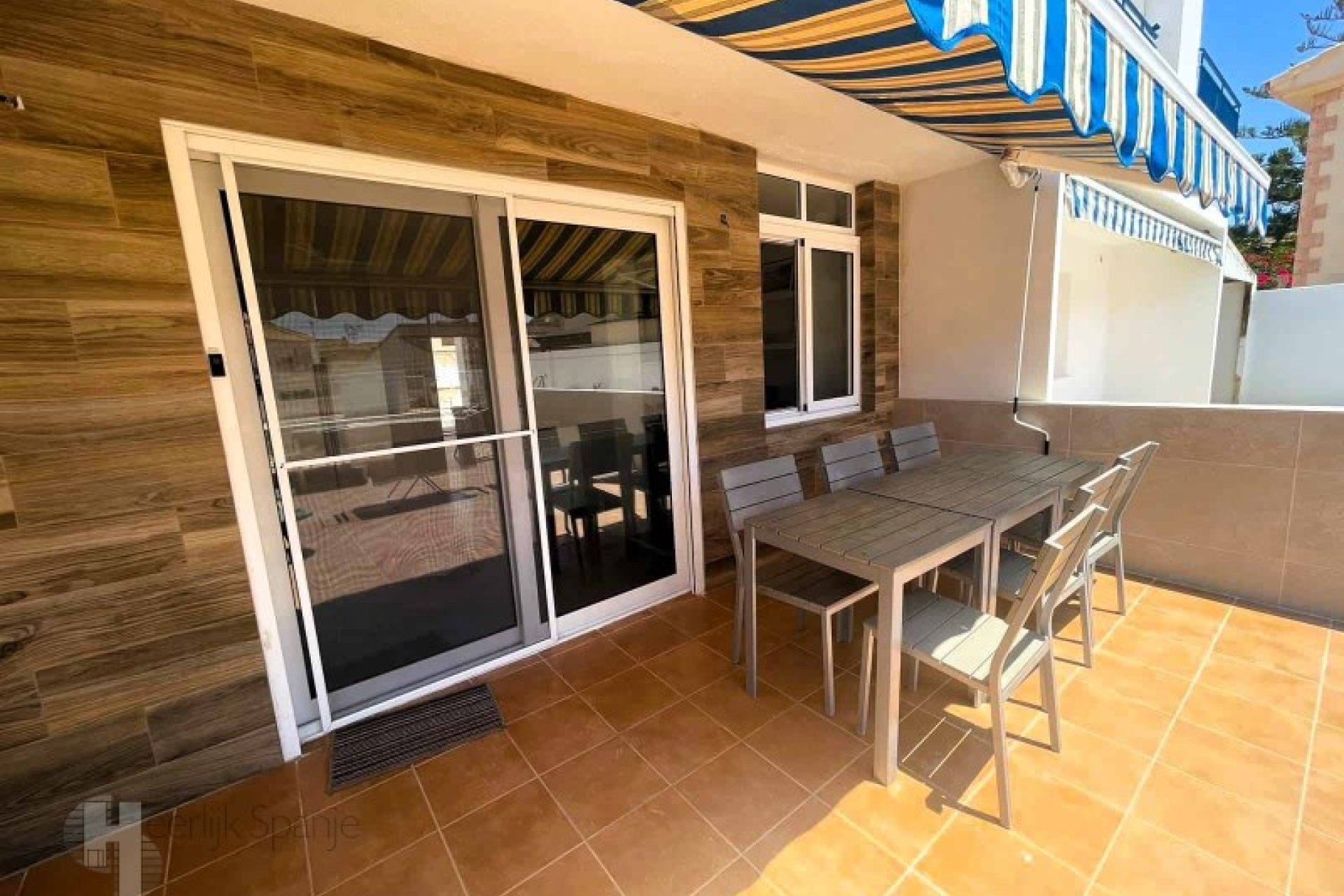 Casa adosada lista para entrar a vivir con vistas al mar, 4 dormitorios y potencial de alquiler en Calabardina