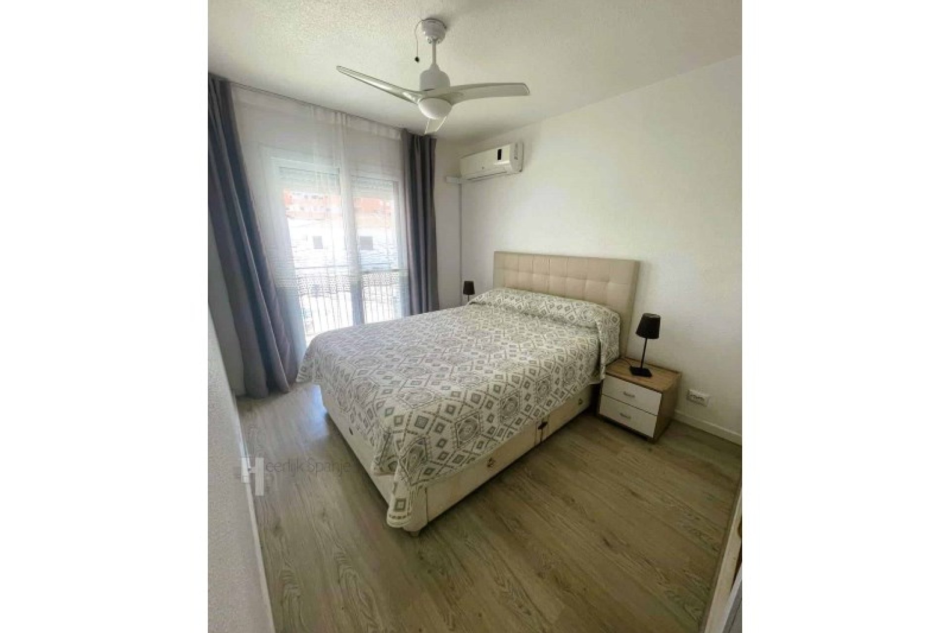 Casa adosada lista para entrar a vivir con vistas al mar, 4 dormitorios y potencial de alquiler en Calabardina