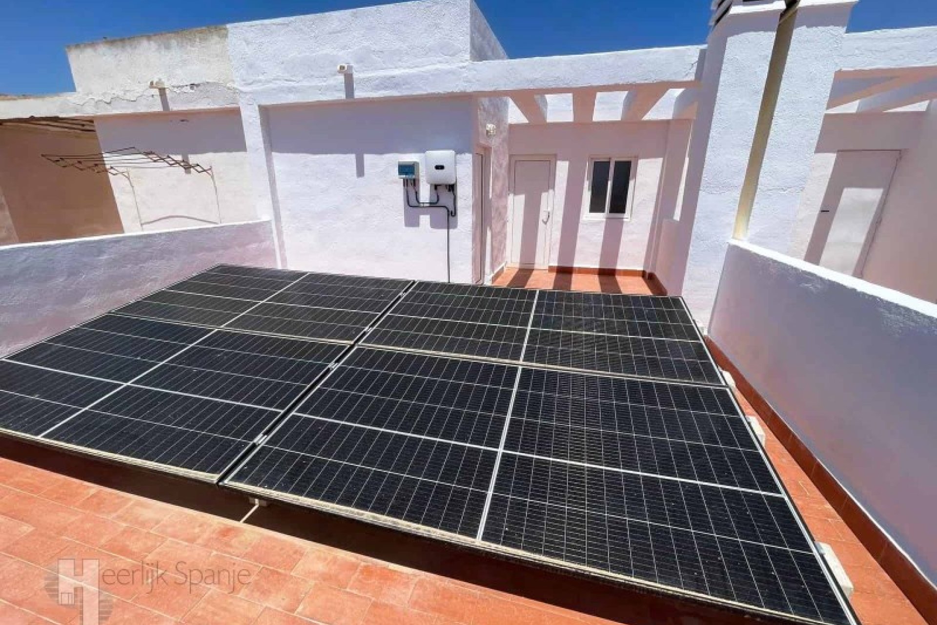 Casa adosada lista para entrar a vivir con vistas al mar, 4 dormitorios y potencial de alquiler en Calabardina